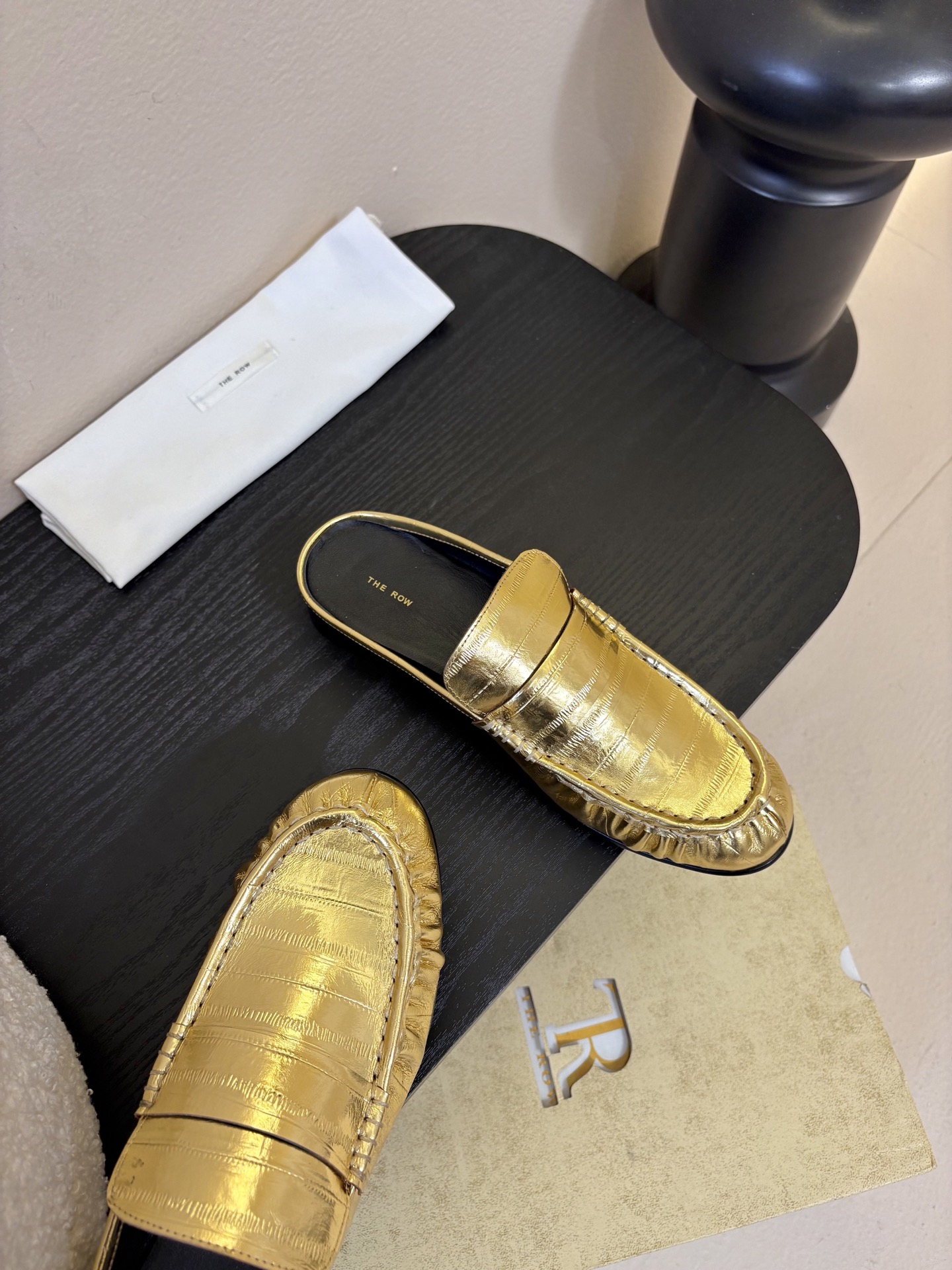 The row 26春夏经典鳗鱼纹中性复古摩登乐福鞋系列！法式极简风格！整体设计简约秀气又舒适，在鞋口的