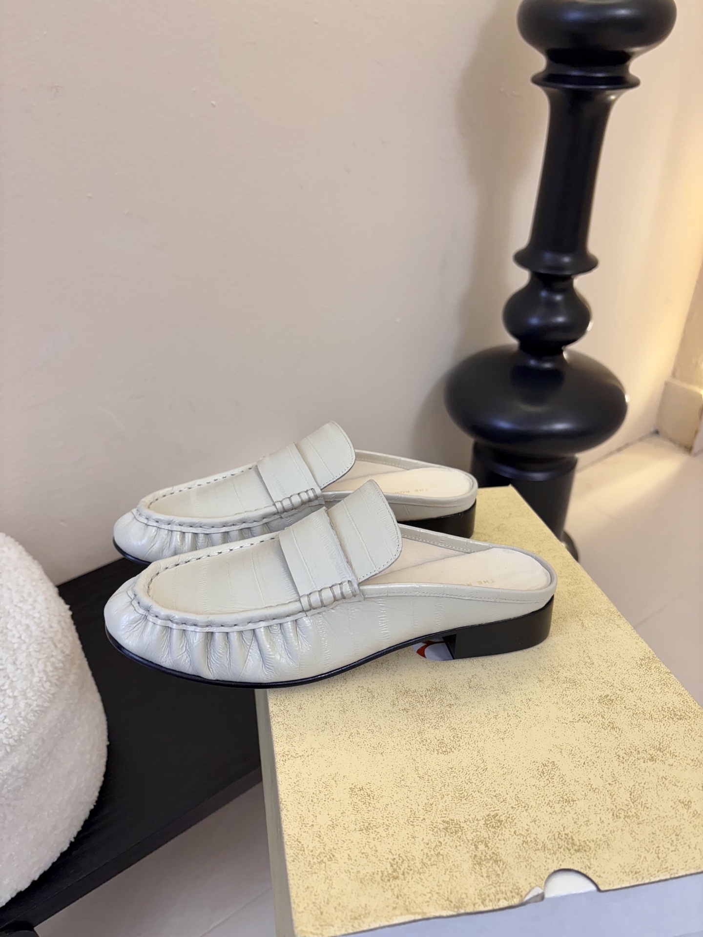 The row 26春夏经典鳗鱼纹中性复古摩登乐福鞋系列！法式极简风格！整体设计简约秀气又舒适，在鞋口的