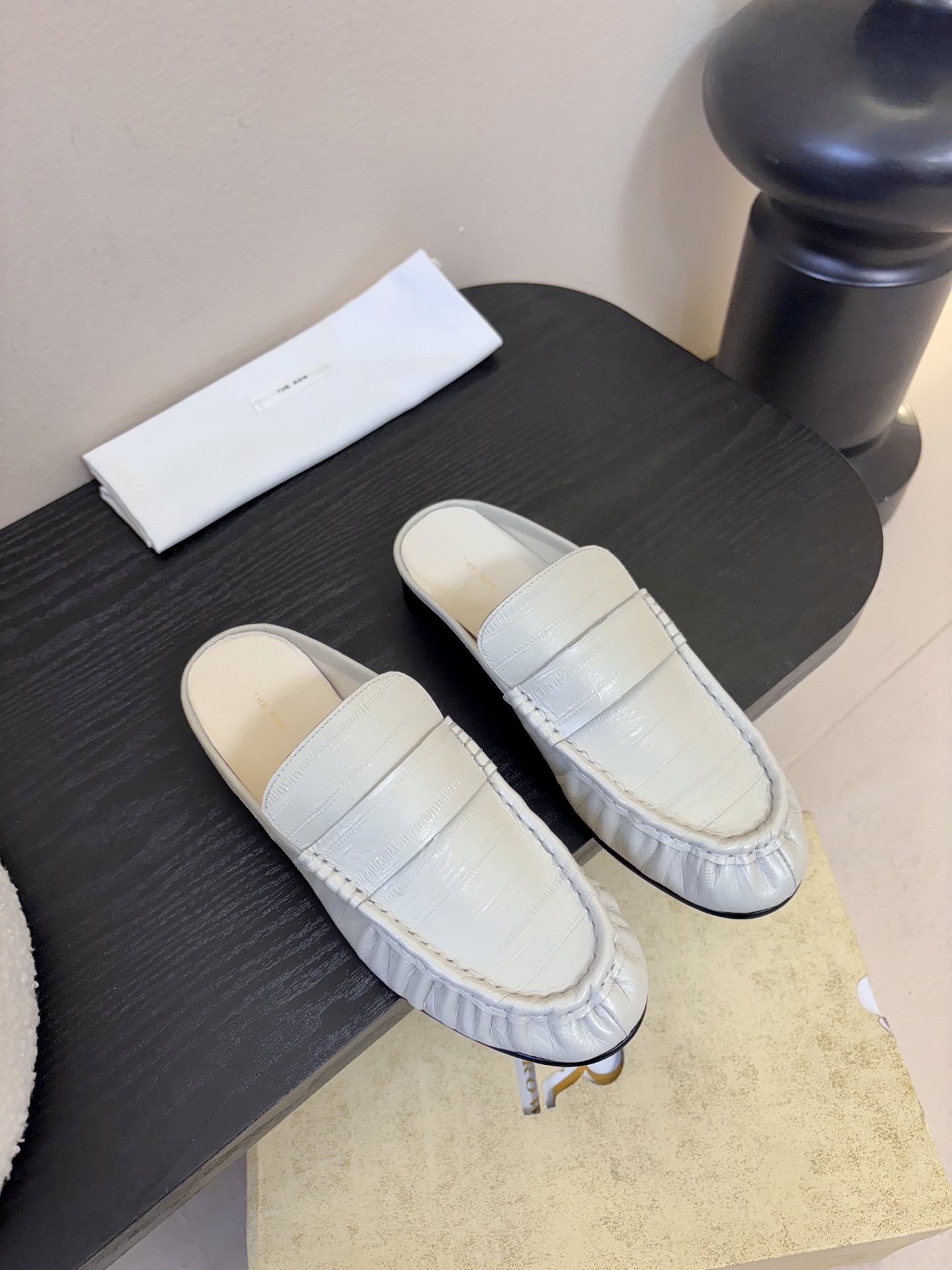 The row 26春夏经典鳗鱼纹中性复古摩登乐福鞋系列！法式极简风格！整体设计简约秀气又舒适，在鞋口的