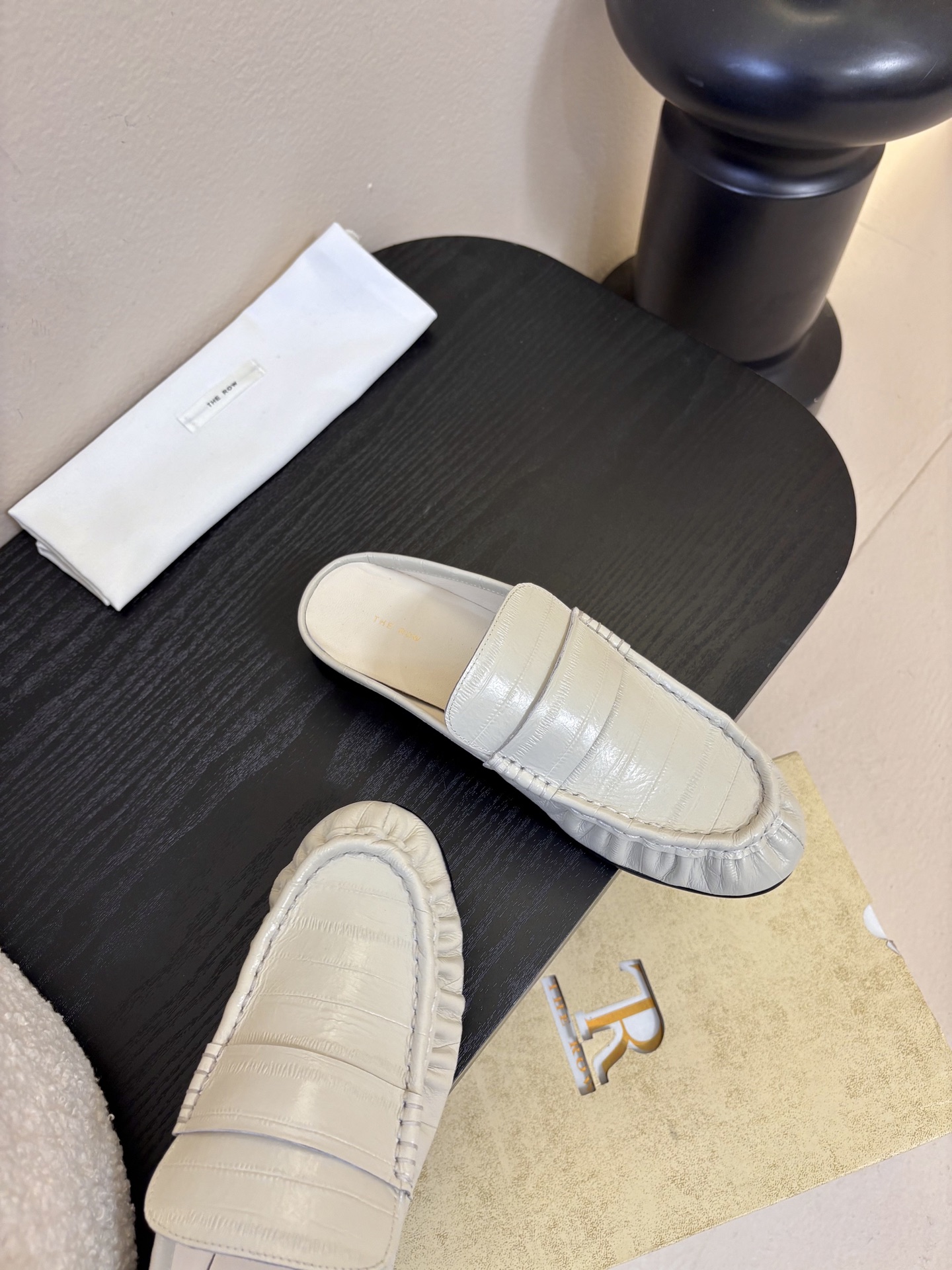 The row 26春夏经典鳗鱼纹中性复古摩登乐福鞋系列！法式极简风格！整体设计简约秀气又舒适，在鞋口的