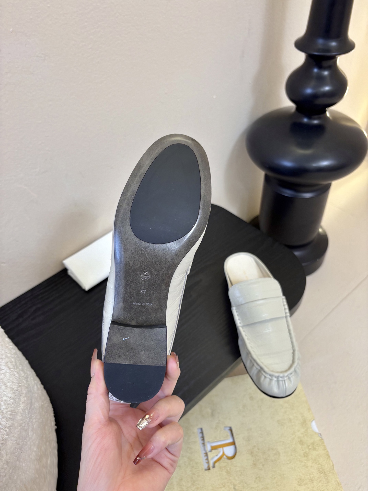 The row 26春夏经典鳗鱼纹中性复古摩登乐福鞋系列！法式极简风格！整体设计简约秀气又舒适，在鞋口的