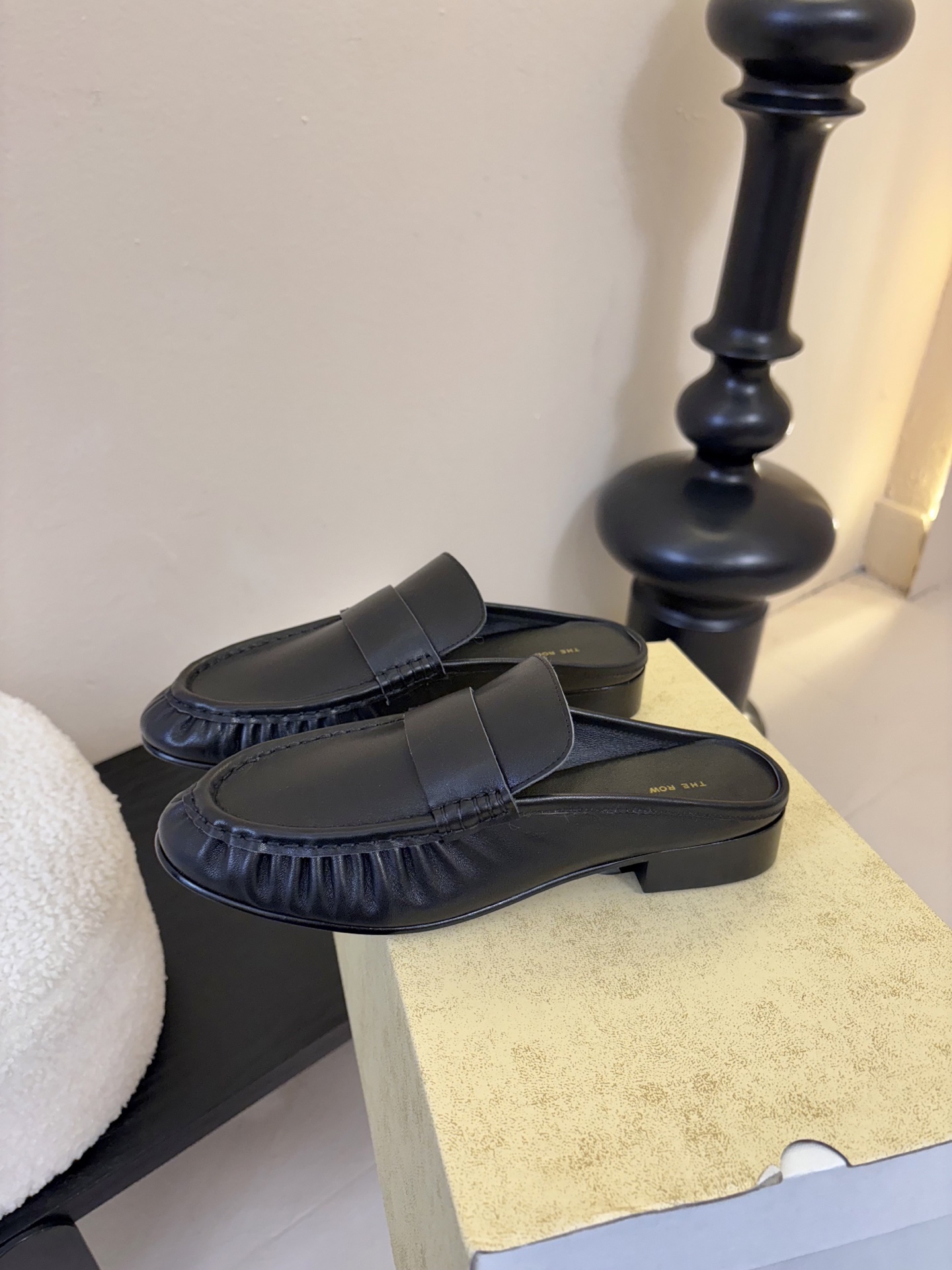 The row 26春夏经典鳗鱼纹中性复古摩登乐福鞋系列！法式极简风格！整体设计简约秀气又舒适，在鞋口的