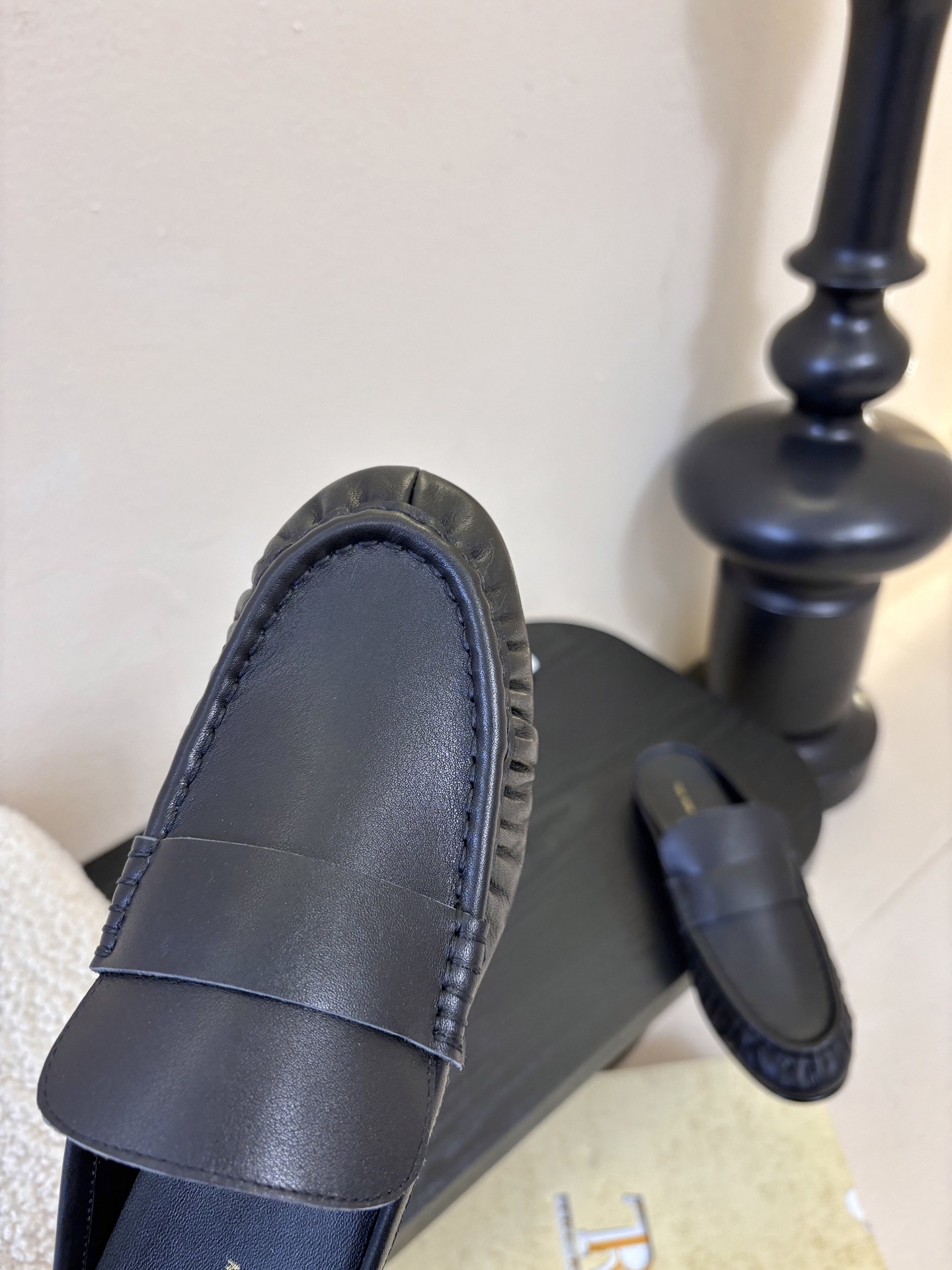 The row 26春夏经典鳗鱼纹中性复古摩登乐福鞋系列！法式极简风格！整体设计简约秀气又舒适，在鞋口的