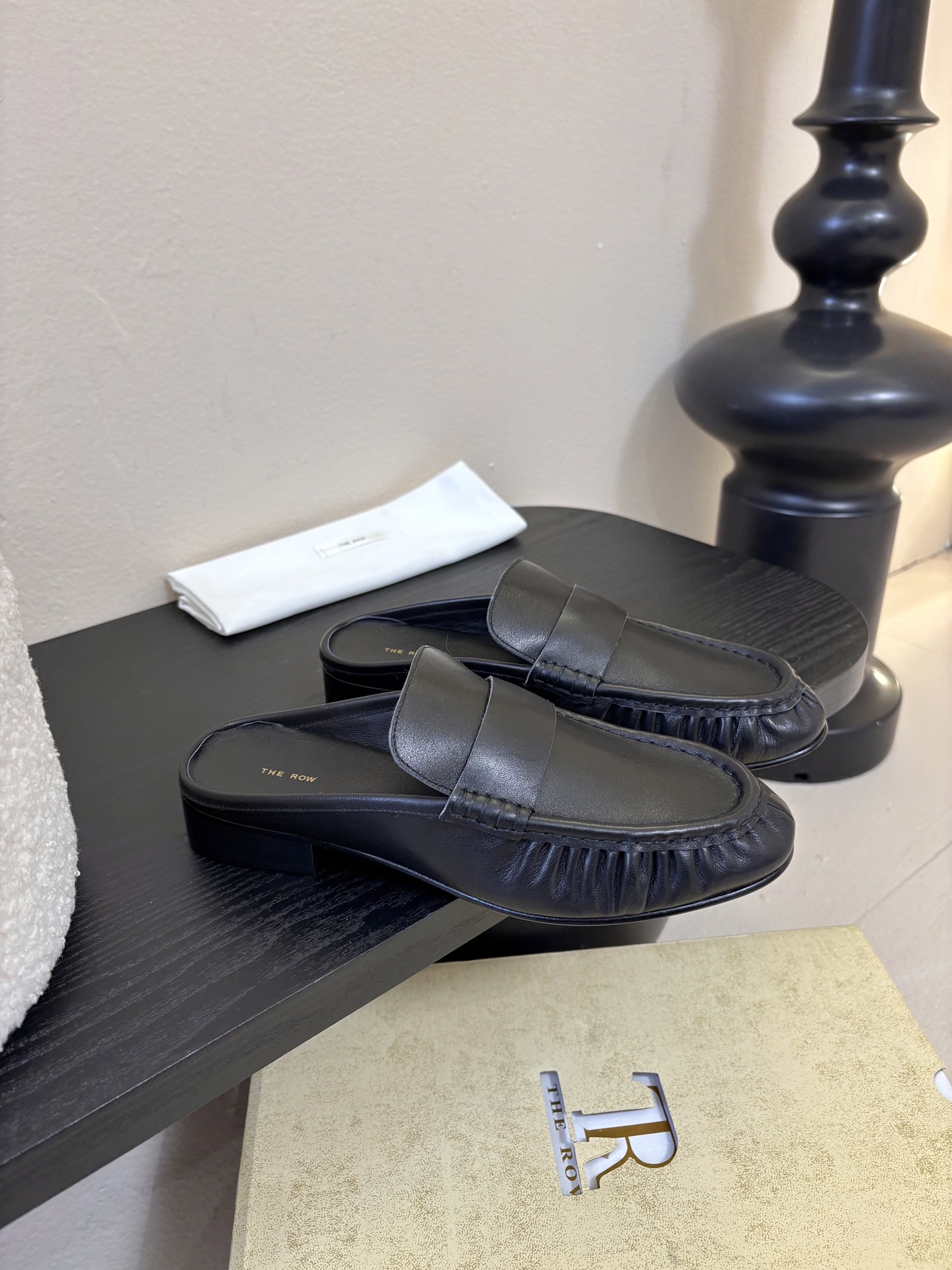 The row 26春夏经典鳗鱼纹中性复古摩登乐福鞋系列！法式极简风格！整体设计简约秀气又舒适，在鞋口的