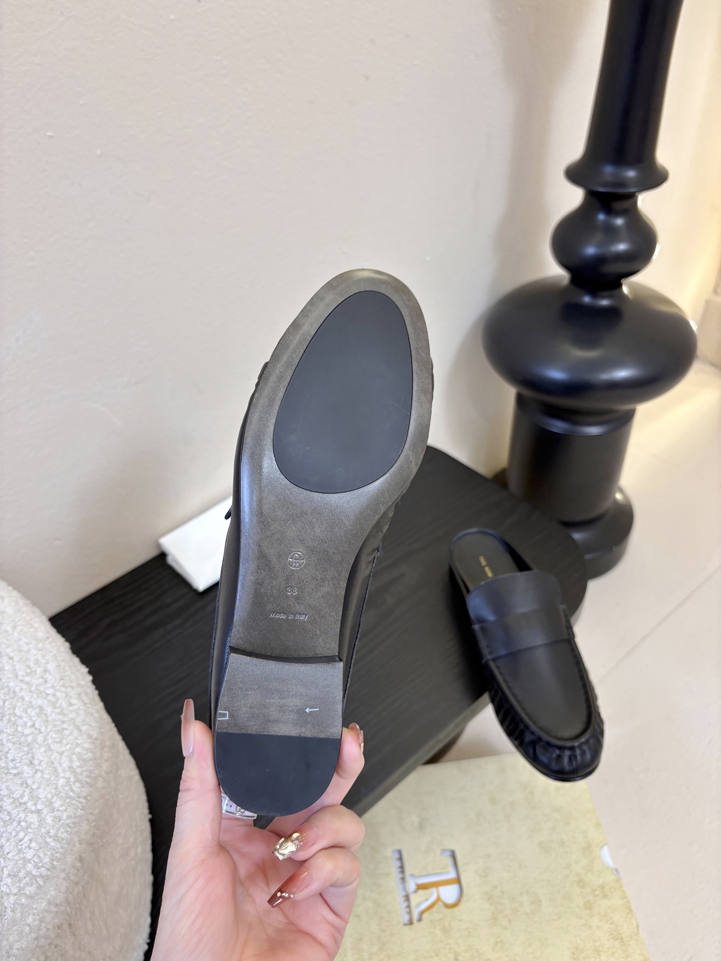 The row 26春夏经典鳗鱼纹中性复古摩登乐福鞋系列！法式极简风格！整体设计简约秀气又舒适，在鞋口的