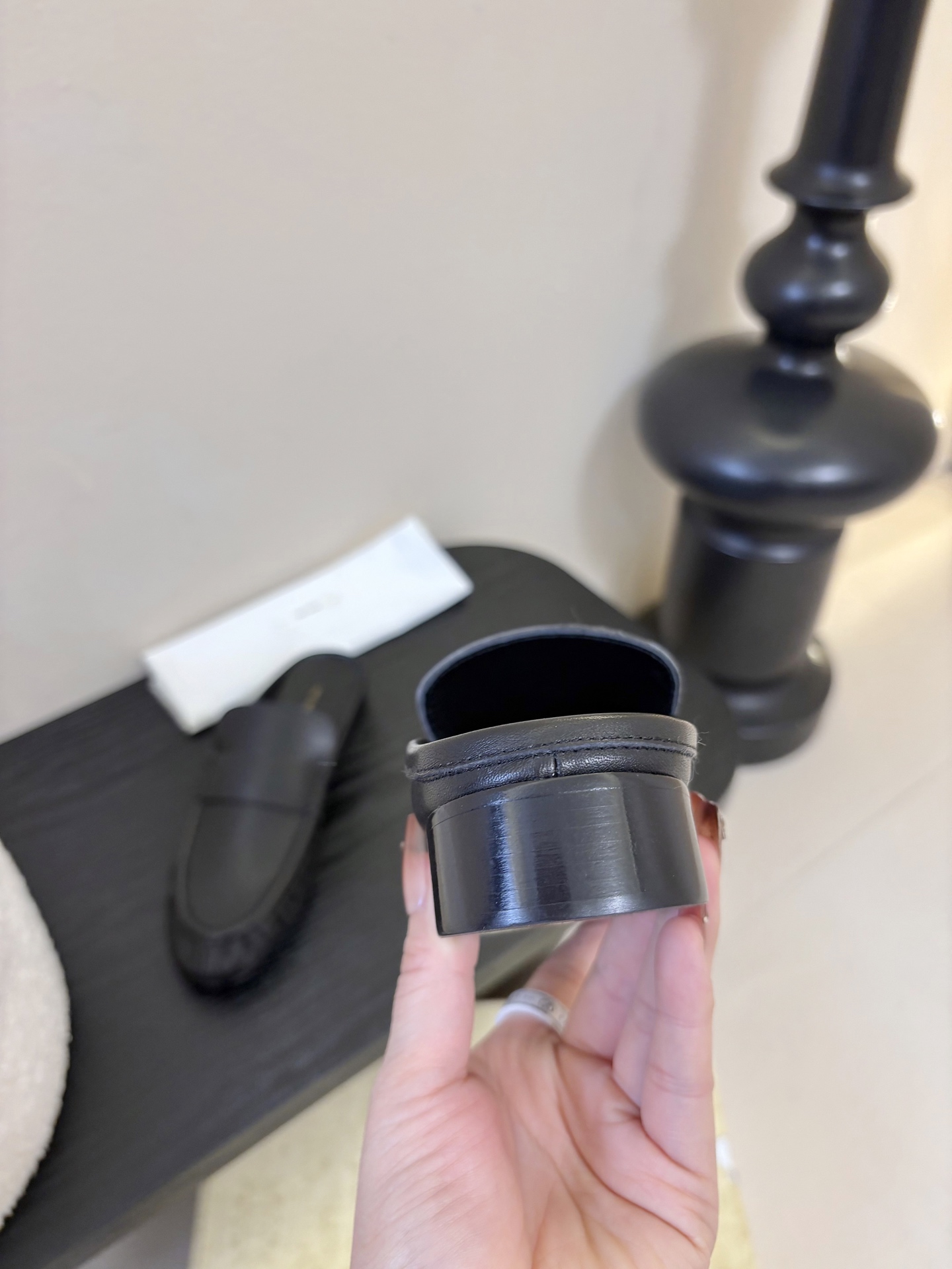 The row 26春夏经典鳗鱼纹中性复古摩登乐福鞋系列！法式极简风格！整体设计简约秀气又舒适，在鞋口的