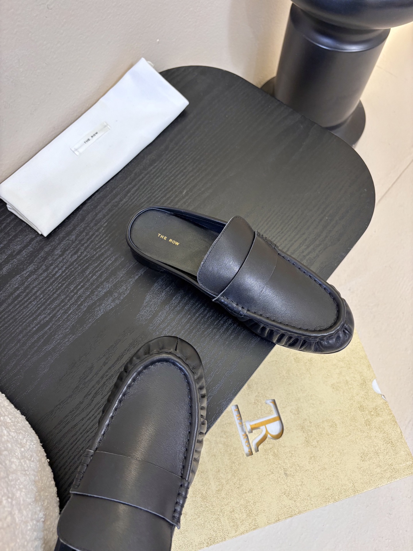 The row 26春夏经典鳗鱼纹中性复古摩登乐福鞋系列！法式极简风格！整体设计简约秀气又舒适，在鞋口的