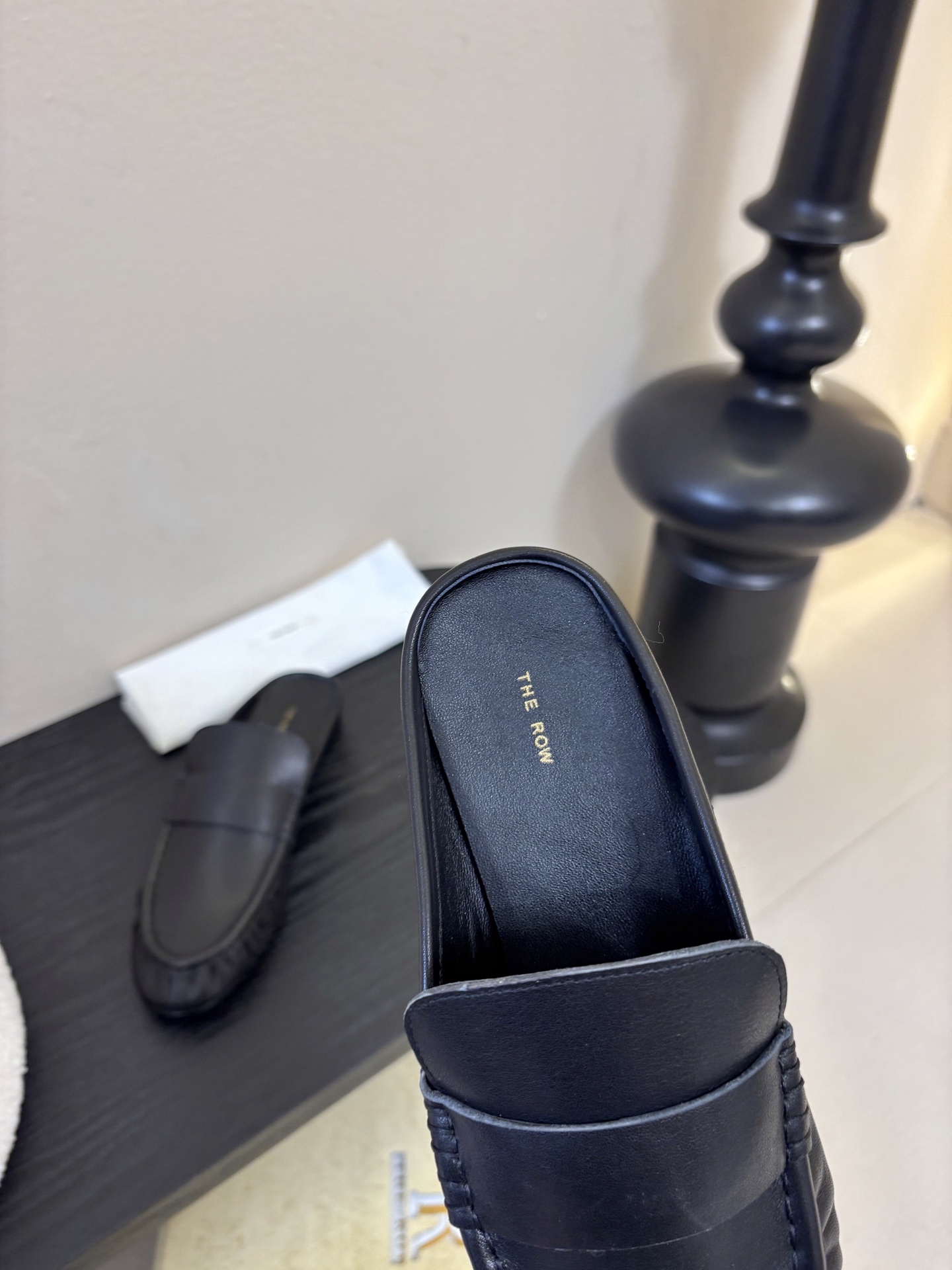 The row 26春夏经典鳗鱼纹中性复古摩登乐福鞋系列！法式极简风格！整体设计简约秀气又舒适，在鞋口的