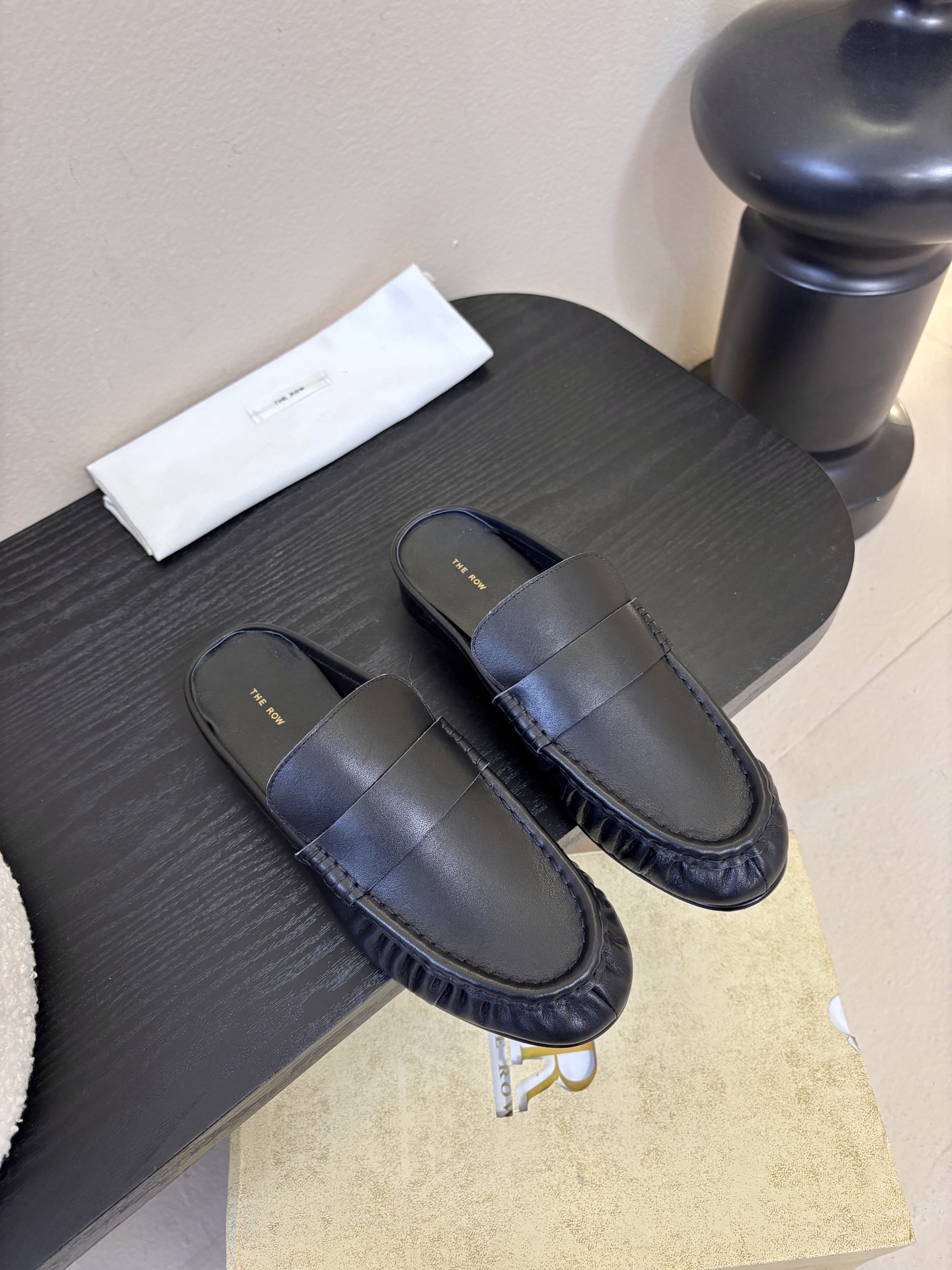 NO:706950,The row 26 spring and summer classic eel pattern neutral retro modern loafer series!  French minimalist style!  The overall design is simple, elegant and comfortable. The elastic design is hidden inside the shoe mouth, making it easy to wear without falling or loosening!  Easily match trousers, jeans and a dress!  The design, craftsmanship and practicality are all perfect!  Fashionable and versatile!  The upper is made of eel grain cowhide, the lining is sheepskin, and the outsole is imported genuine leather from Italy!  Size: 35-39 (4041 custom-made, non-returnable), semi-trailers, loafers, skirts, jeans, cowhide, sheepskin, Leather soles19860909The row 26春夏经典鳗鱼纹中性复古摩登乐福鞋系列！法式极简风格！整体设计简约秀气又舒适,在鞋口的里面暗藏松紧设计,穿着方便不掉脚不松垮！西裤牛仔裤连衣裙轻松搭配！设计感、工艺感与实穿性都炒鸡完美！时髦百搭！ 鞋面采用鳗鱼纹牛皮,内里垫脚羊皮,意大利进口真皮大底！ 码数:35-39（4041订做不退换）,半拖,loafers,skirts,jeans,cowhide,sheepskin,Leather soles,Women's Shoes