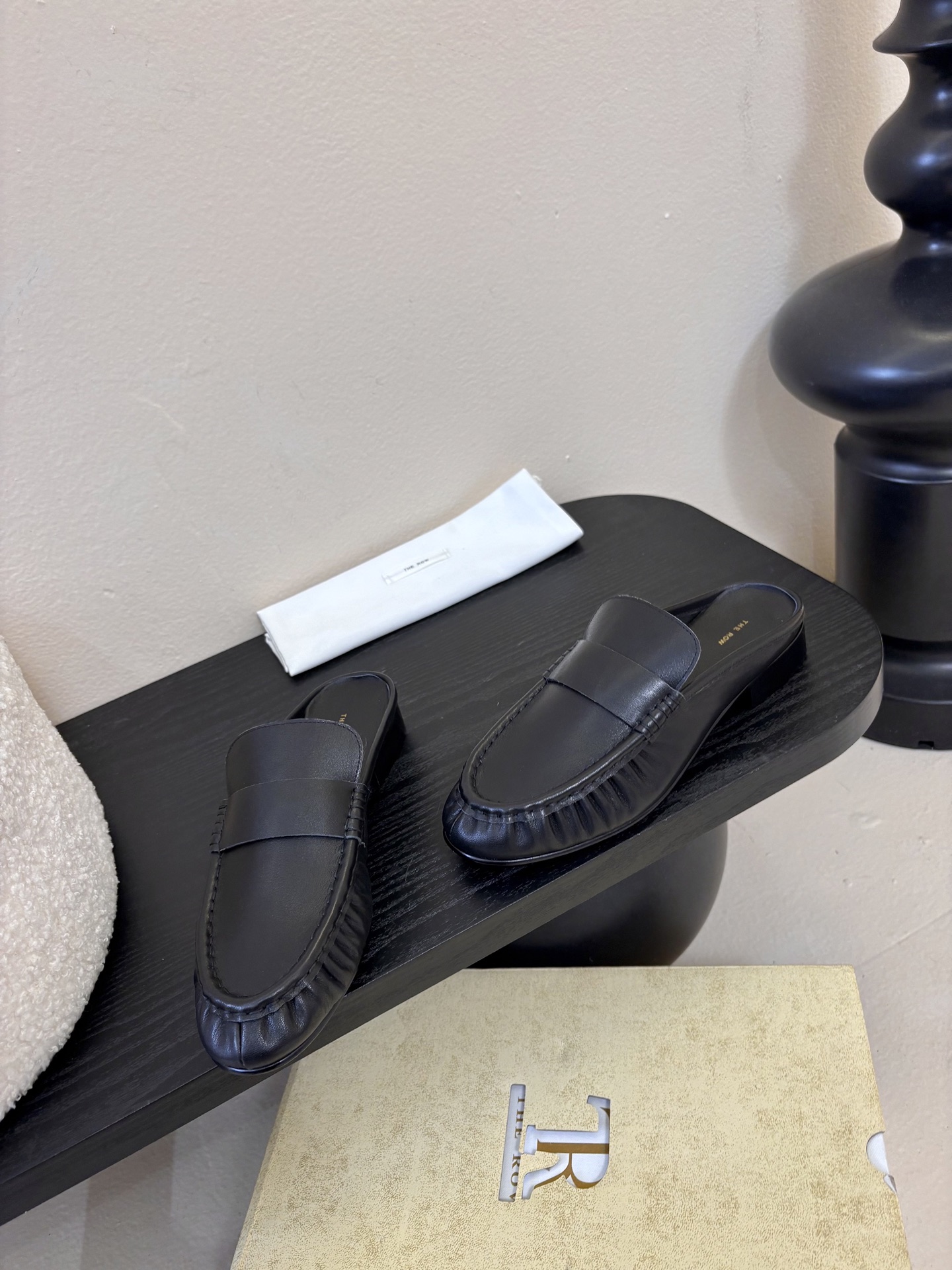 The row 26春夏经典鳗鱼纹中性复古摩登乐福鞋系列！法式极简风格！整体设计简约秀气又舒适，在鞋口的