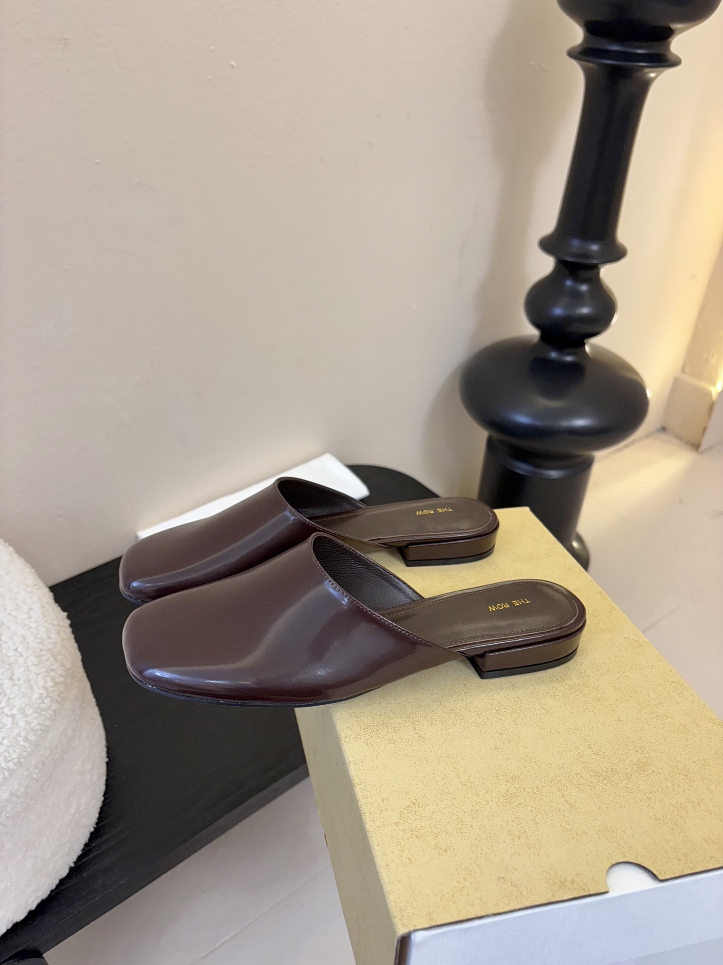 The Row 26春夏新款玛丽珍包头圆头半拖凉鞋单鞋！据说这是本年度最美丽的玛丽珍奶，法式优雅气质在线