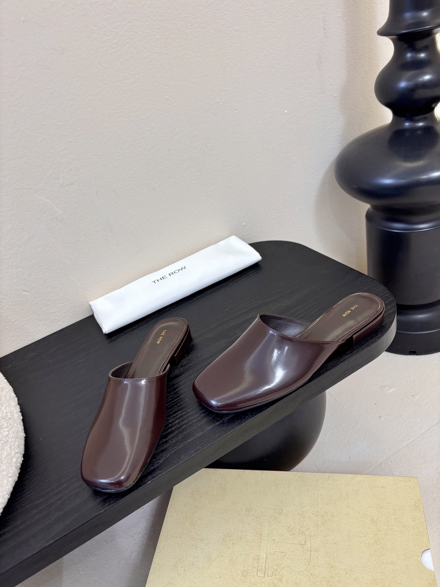 The Row 26春夏新款玛丽珍包头圆头半拖凉鞋单鞋！据说这是本年度最美丽的玛丽珍奶，法式优雅气质在线