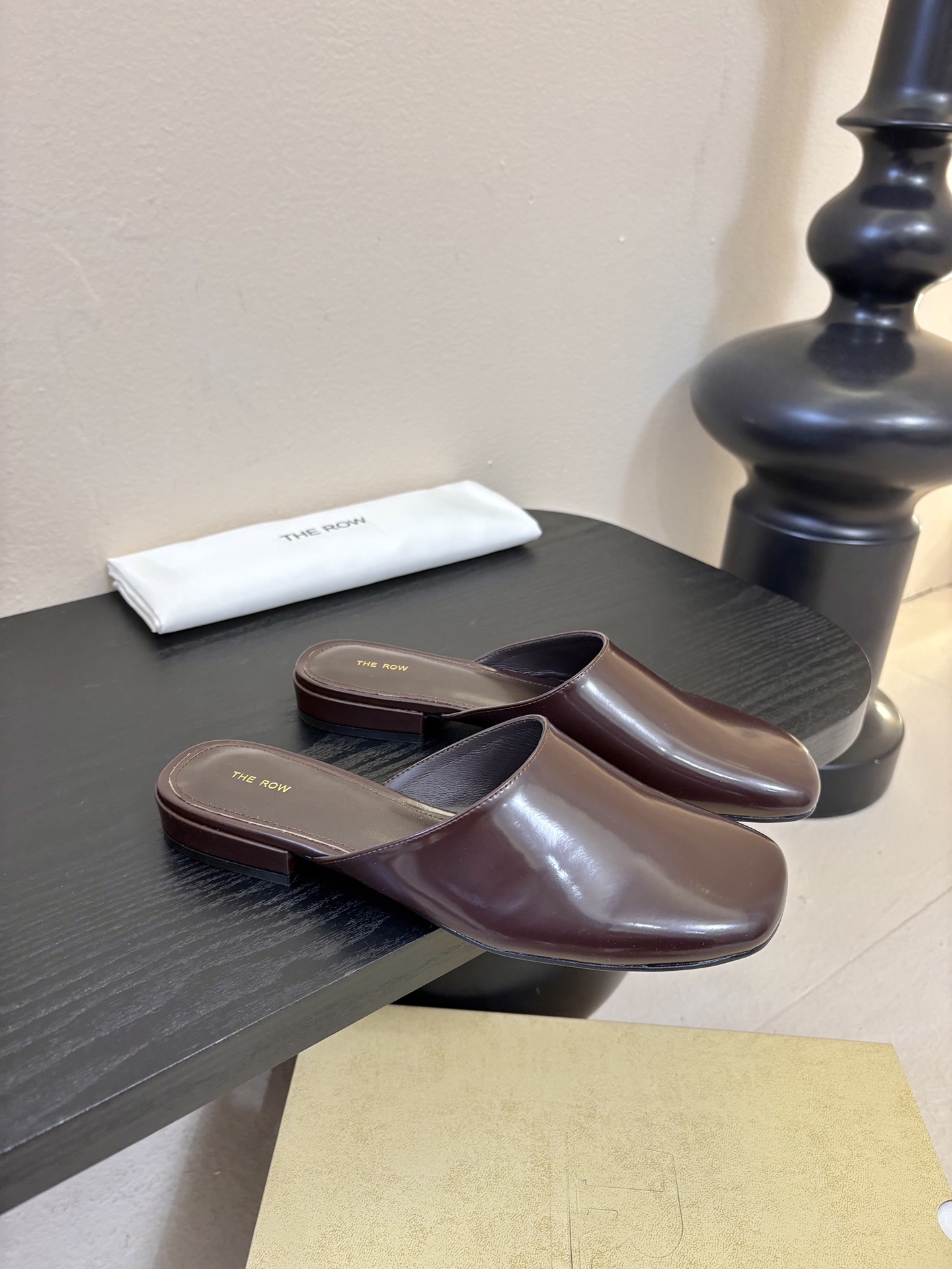 The Row 26春夏新款玛丽珍包头圆头半拖凉鞋单鞋！据说这是本年度最美丽的玛丽珍奶，法式优雅气质在线