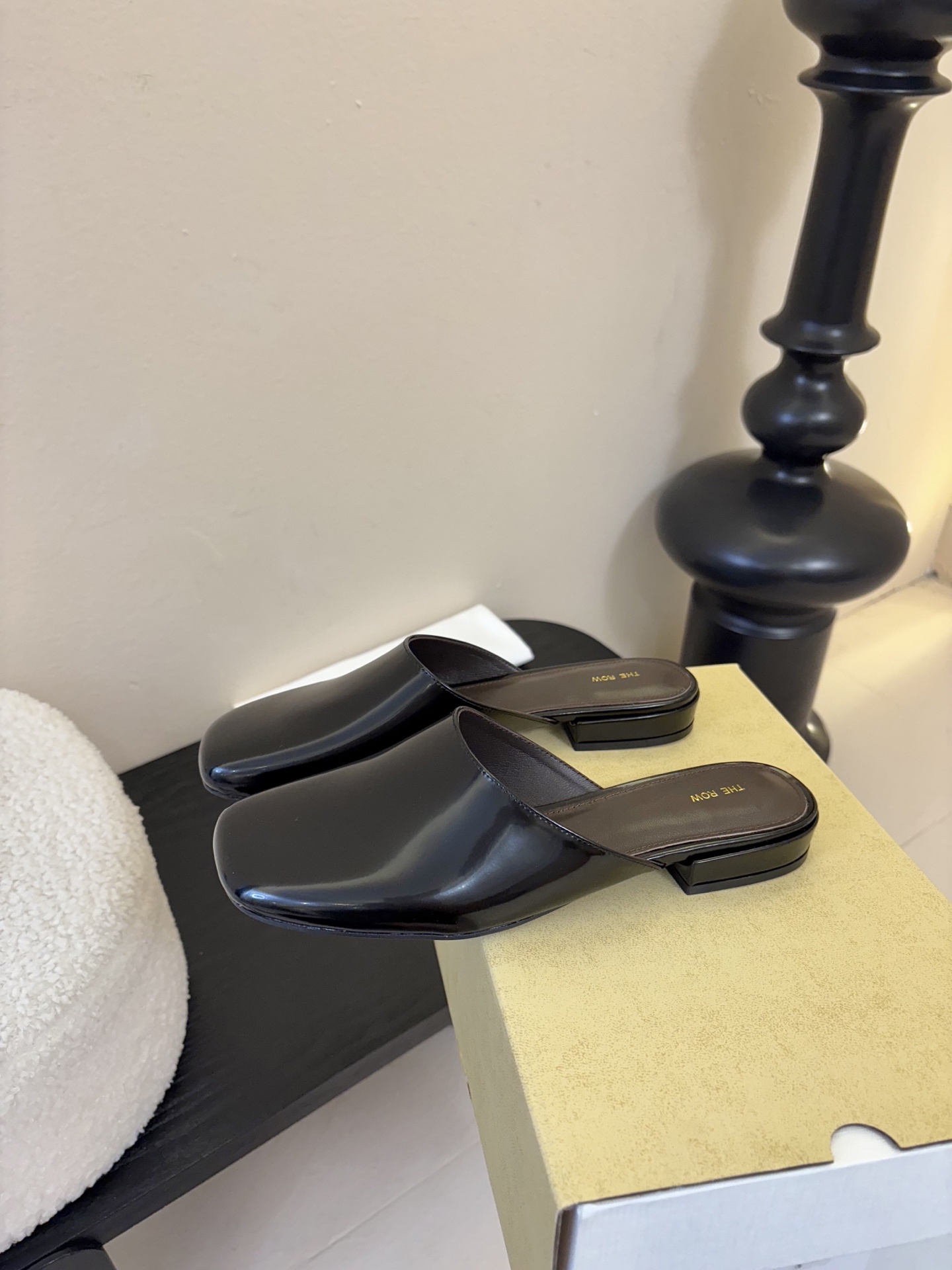 The Row 26春夏新款玛丽珍包头圆头半拖凉鞋单鞋！据说这是本年度最美丽的玛丽珍奶，法式优雅气质在线