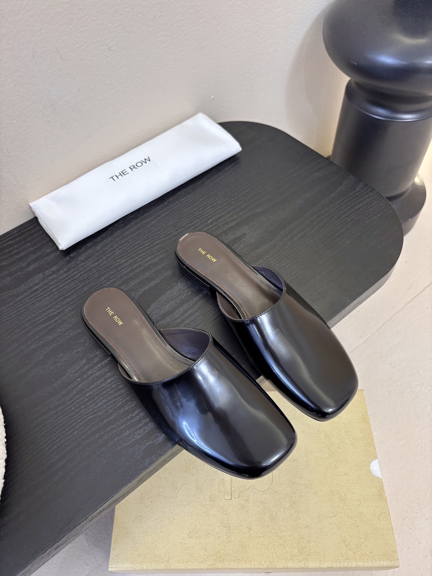 The Row 26春夏新款玛丽珍包头圆头半拖凉鞋单鞋！据说这是本年度最美丽的玛丽珍奶，法式优雅气质在线