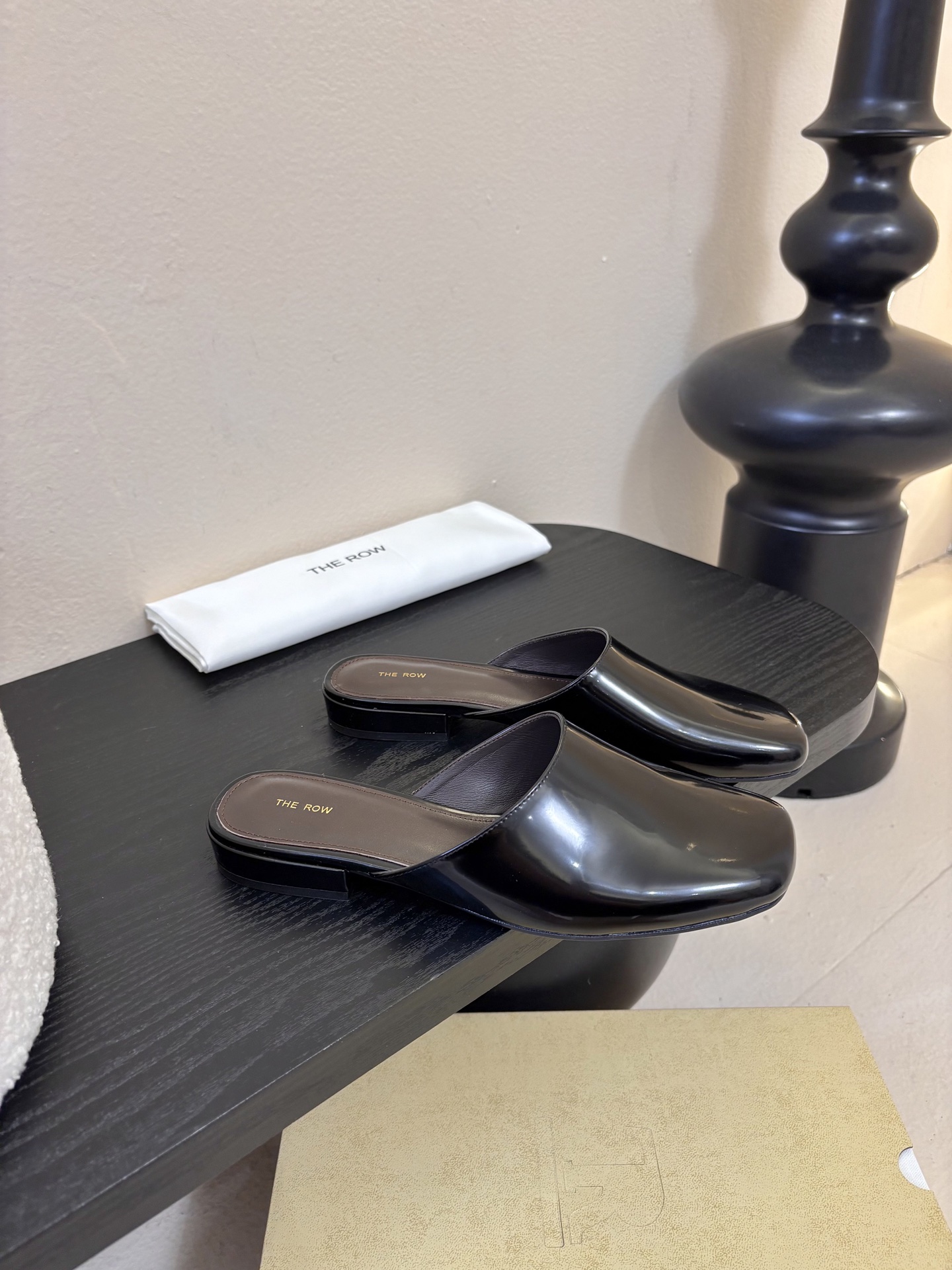 The Row 26春夏新款玛丽珍包头圆头半拖凉鞋单鞋！据说这是本年度最美丽的玛丽珍奶，法式优雅气质在线