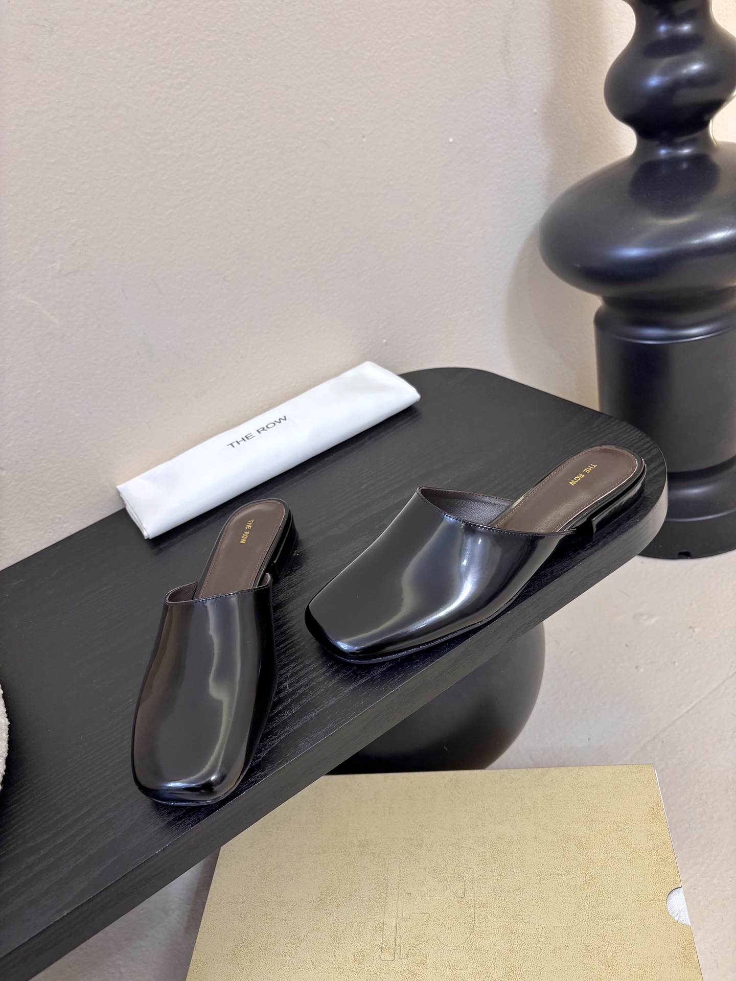 The Row 26春夏新款玛丽珍包头圆头半拖凉鞋单鞋！据说这是本年度最美丽的玛丽珍奶，法式优雅气质在线