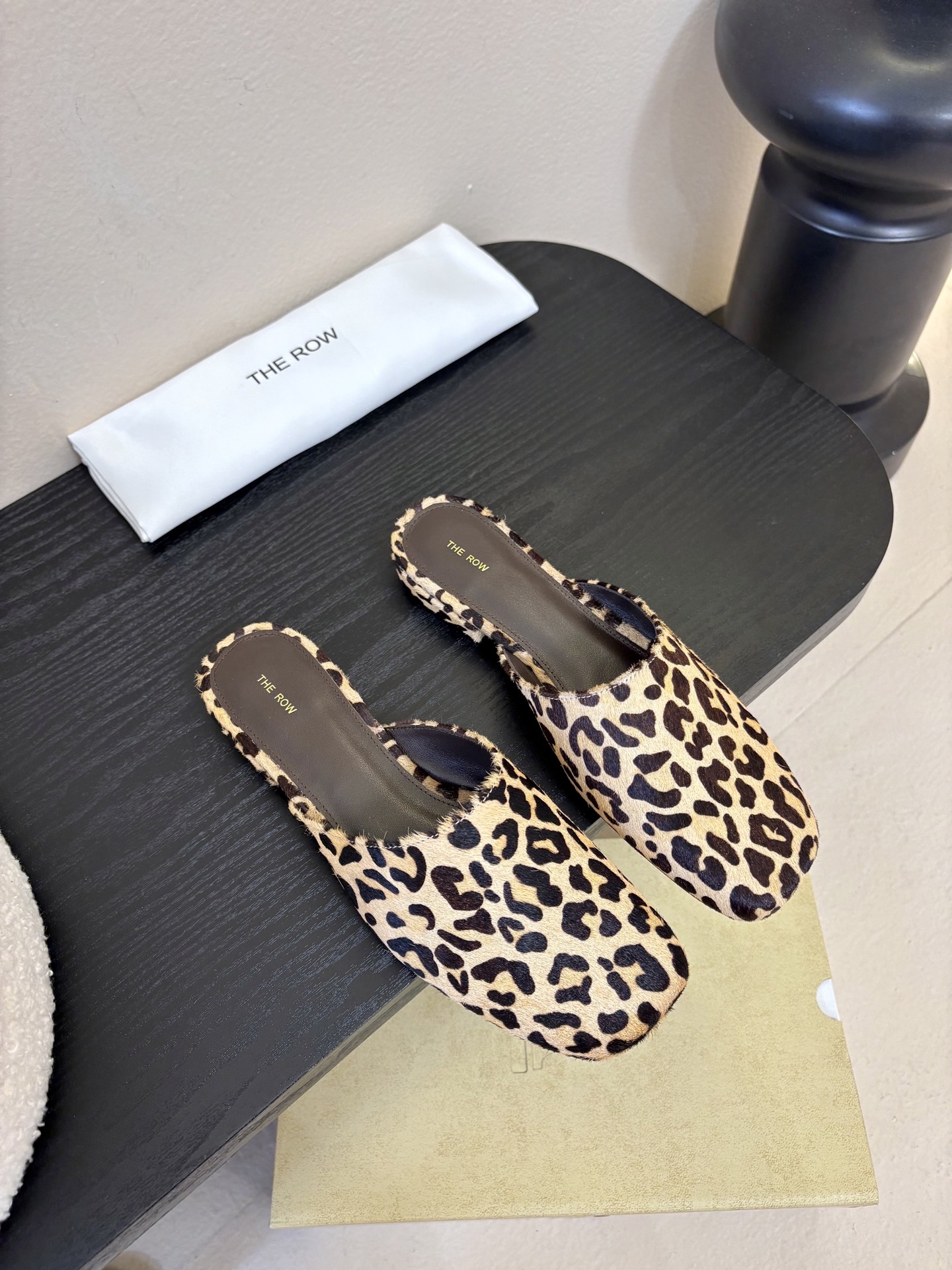 NO:706951,The Row 26 new spring and summer Mary Jane toe round toe half-slip sandals!  It is said that this is the most beautiful Mary Jane milk of the year, with French elegance, high-end and fashionable, salty or sweet, artistic and elegant!  Whether you pair it with a short skirt and shorts and casual pants in the summer, or you pair it with a short skirt and a windbreaker in the autumn and winter, it always looks high-end, full of femininity, and is easy to wear with a flat heel!  Good to wear and good-looking. The upper is made of imported open-edge beaded cowhide. The lining is sheepskin. The original molded rubber outsole. Size: 35-41 (40 and 41 are custom-made and non-returnable), semi-trailers, sandals, mary jane, skirts, shorts, cowhide, sheepskin.19860909The Row 26春夏新款玛丽珍包头圆头半拖凉鞋单鞋！ 据说这是本年度最美丽的玛丽珍奶,法式优雅气质在线、高级又时髦,可盐可甜,文艺又气质！无论是夏天配短裙配短裤休闲裤,还是秋冬配短裙配风衣,都是妥妥的高级感,女人味爆满,平跟穿着不累！好穿又好看 鞋面采用进口开边珠牛皮 内里垫脚羊皮 原版开模橡胶大底 码数:35-41（40 41定做不退换）,半拖,sandals,mary jane,skirts,shorts,cowhide,sheepskin,Women's Shoes