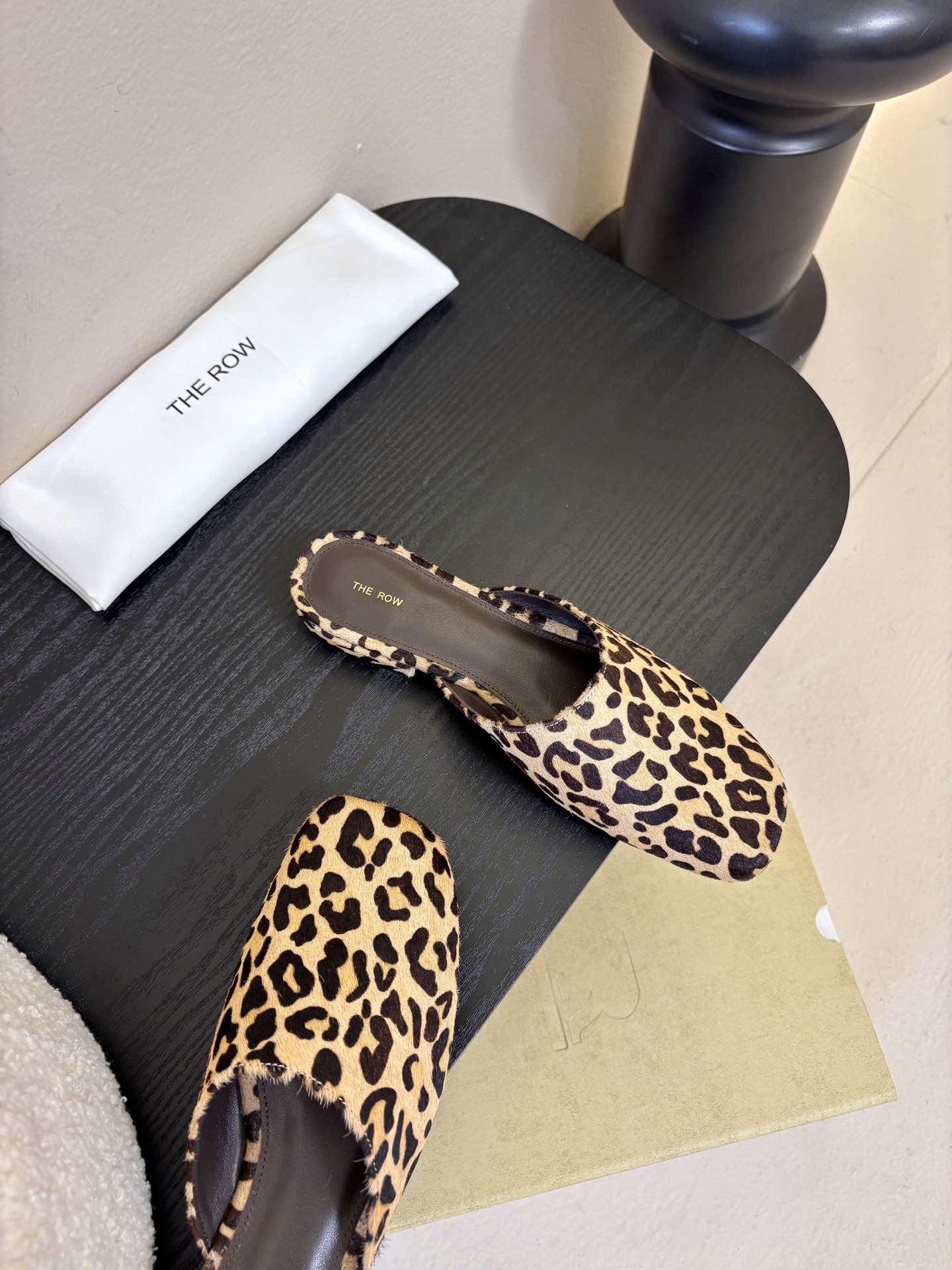 The Row 26春夏新款玛丽珍包头圆头半拖凉鞋单鞋！据说这是本年度最美丽的玛丽珍奶，法式优雅气质在线