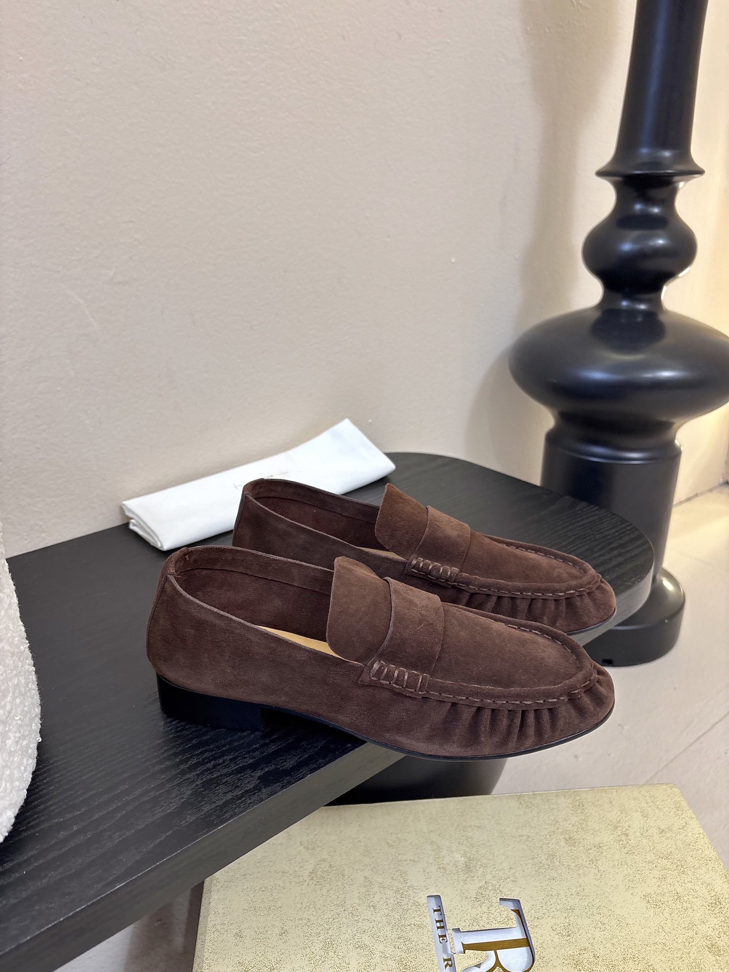 The row 26春夏经典中性复古摩登乐福鞋单鞋牛反绒系列！法式极简风格！高级慵懒风。整体设计简约秀气