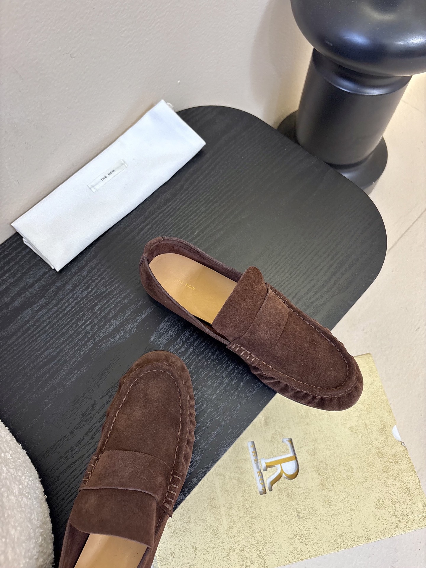 The row 26春夏经典中性复古摩登乐福鞋单鞋牛反绒系列！法式极简风格！高级慵懒风。整体设计简约秀气