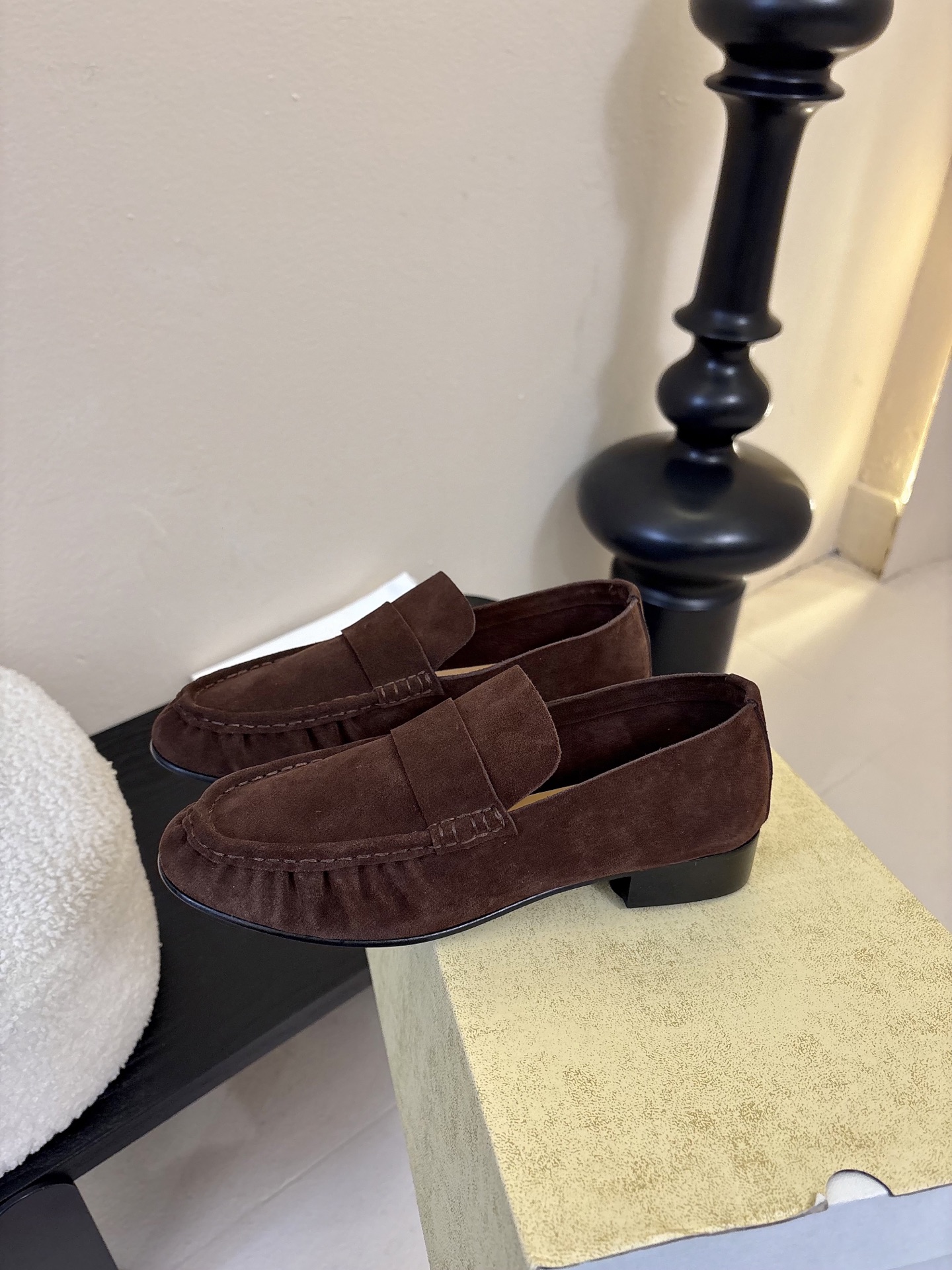 The row 26春夏经典中性复古摩登乐福鞋单鞋牛反绒系列！法式极简风格！高级慵懒风。整体设计简约秀气