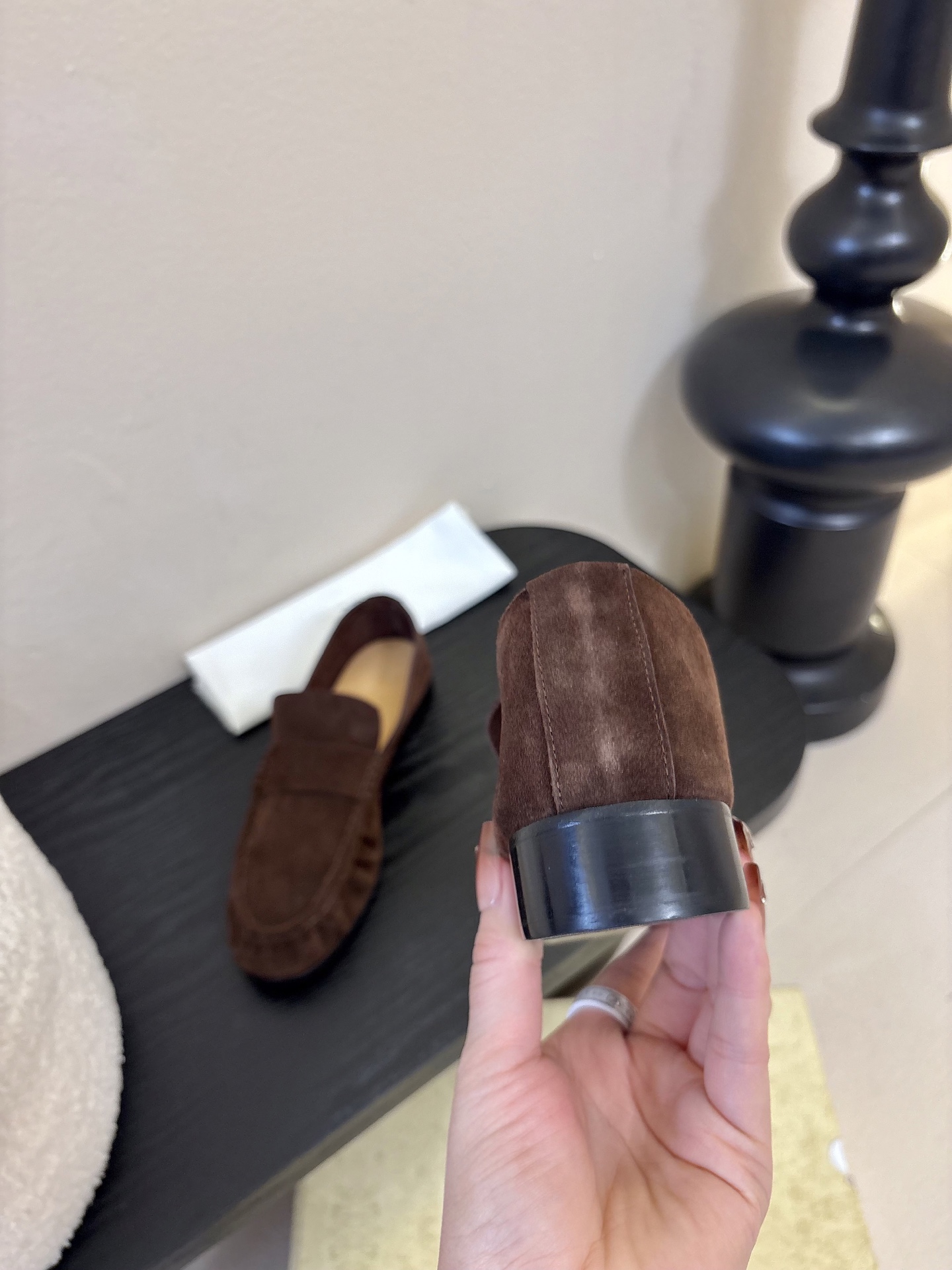 The row 26春夏经典中性复古摩登乐福鞋单鞋牛反绒系列！法式极简风格！高级慵懒风。整体设计简约秀气