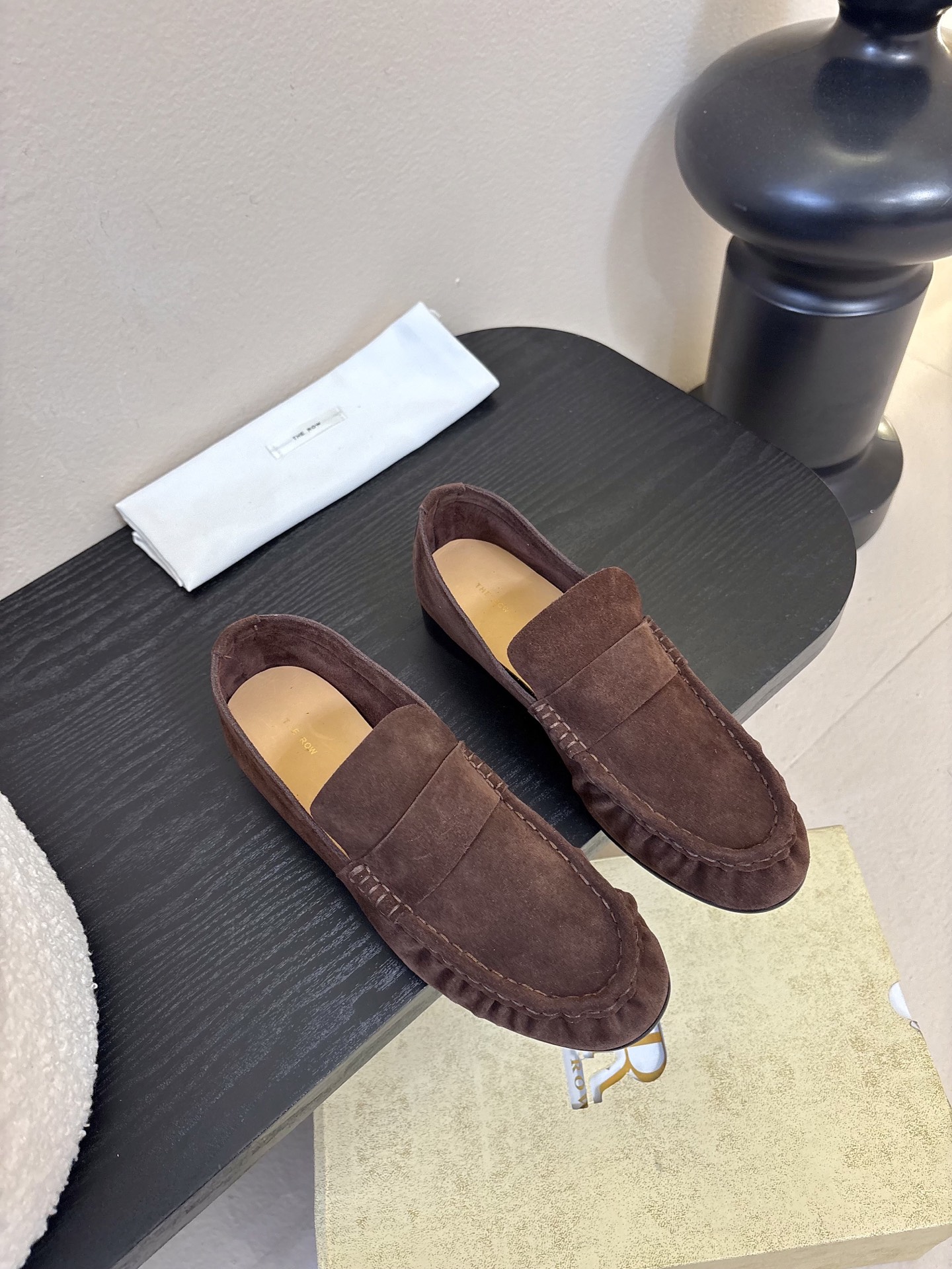 The row 26春夏经典中性复古摩登乐福鞋单鞋牛反绒系列！法式极简风格！高级慵懒风。整体设计简约秀气