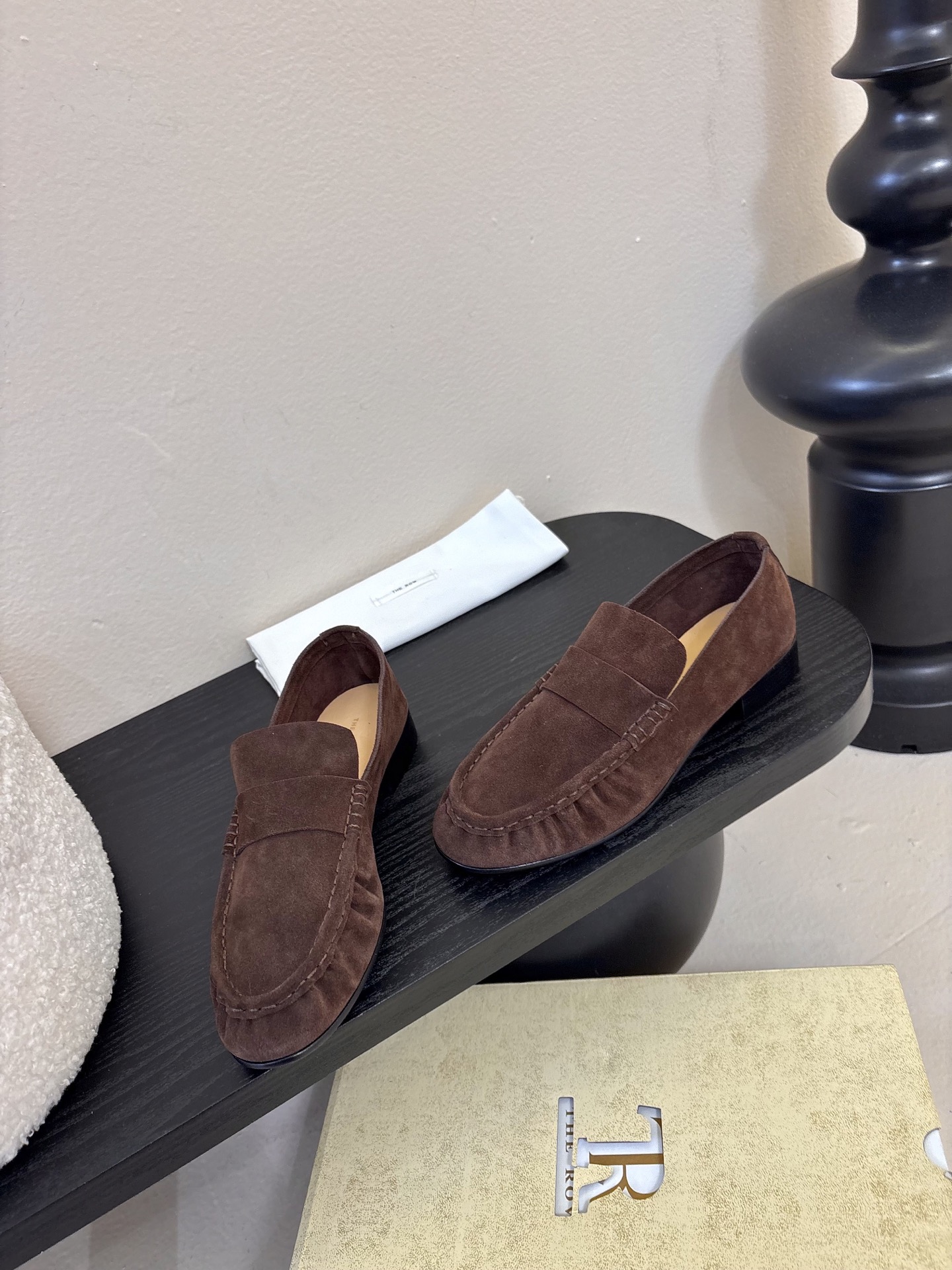 The row 26春夏经典中性复古摩登乐福鞋单鞋牛反绒系列！法式极简风格！高级慵懒风。整体设计简约秀气