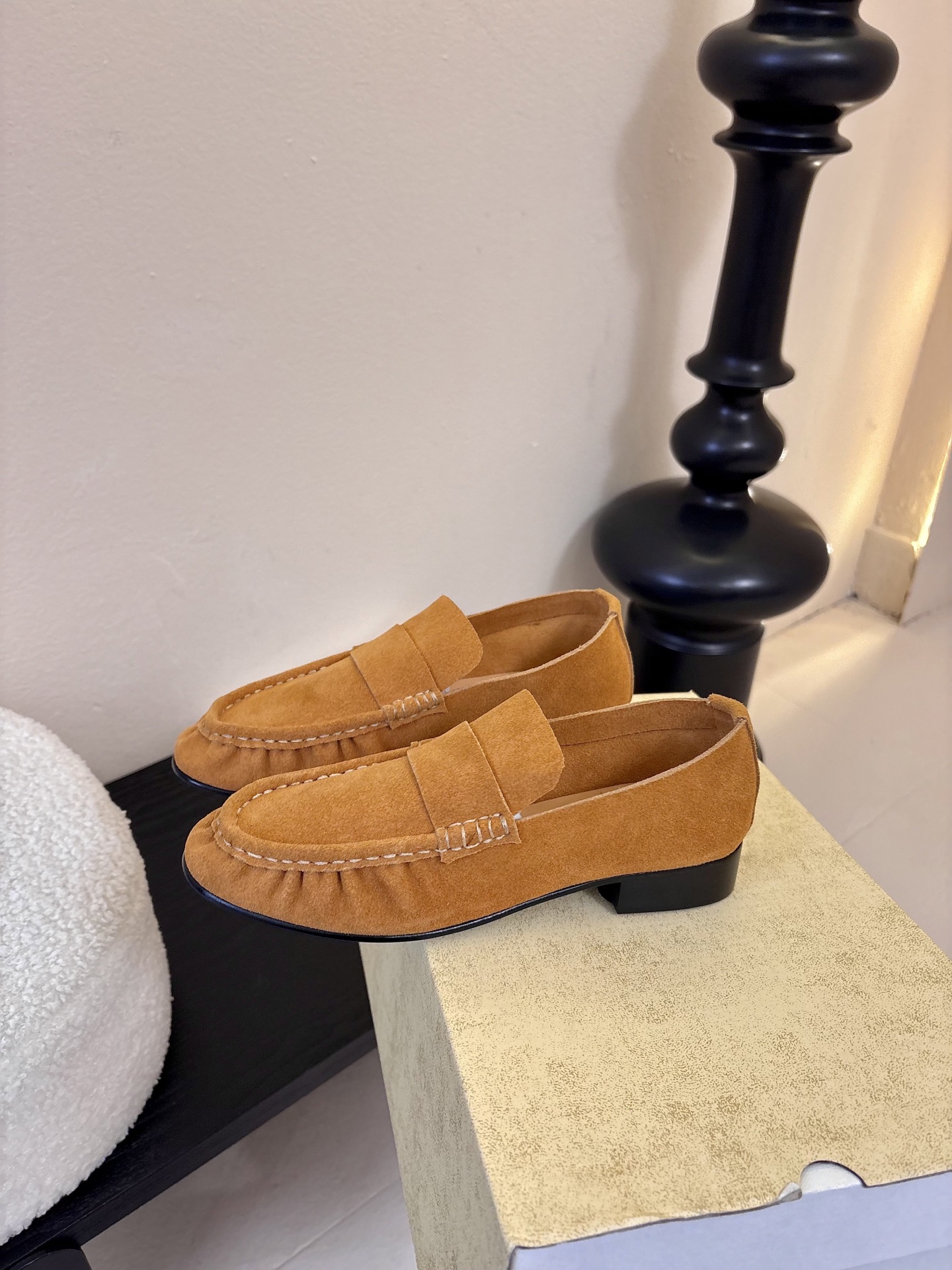 The row 26春夏经典中性复古摩登乐福鞋单鞋牛反绒系列！法式极简风格！高级慵懒风。整体设计简约秀气