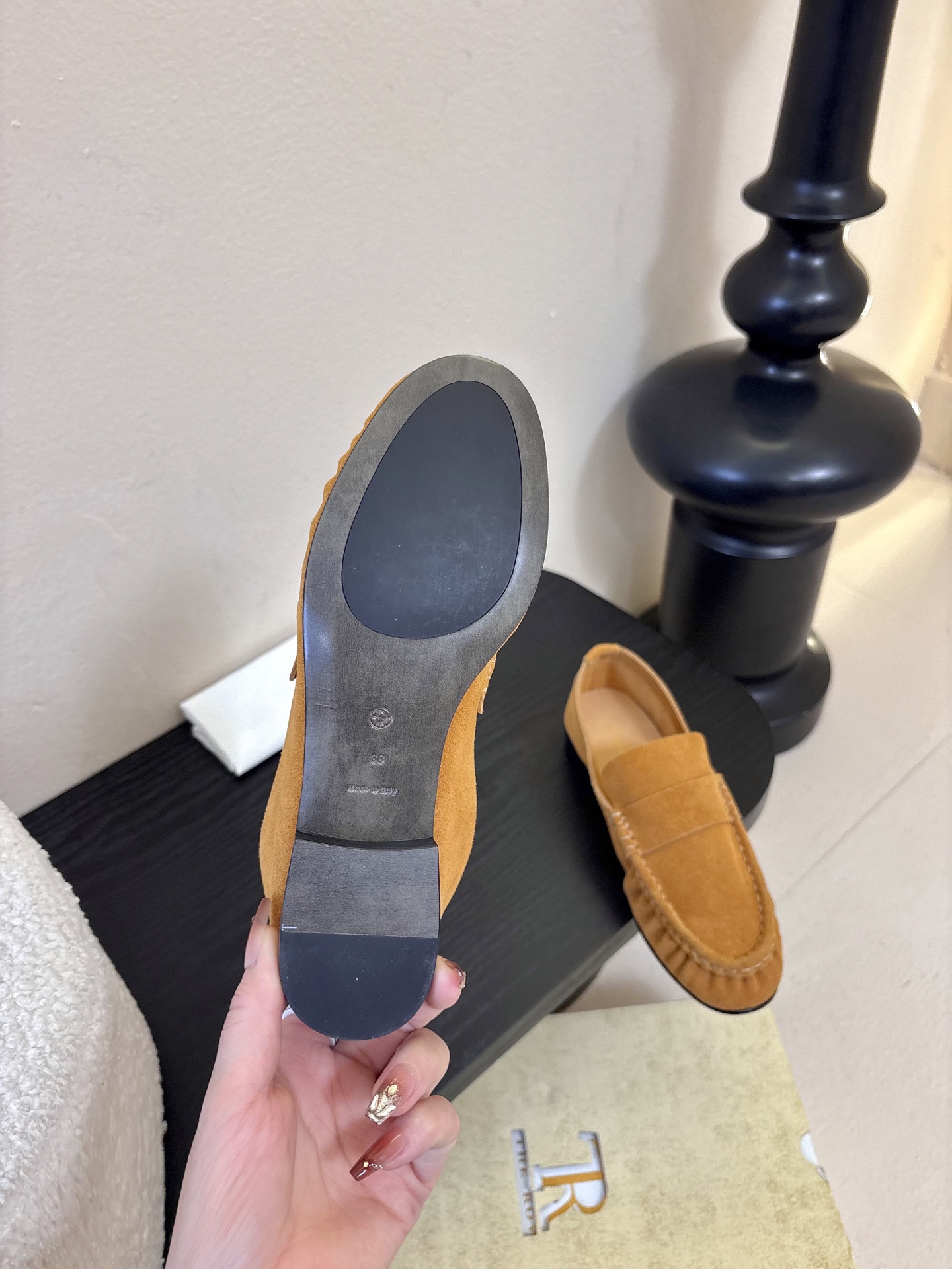 The row 26春夏经典中性复古摩登乐福鞋单鞋牛反绒系列！法式极简风格！高级慵懒风。整体设计简约秀气