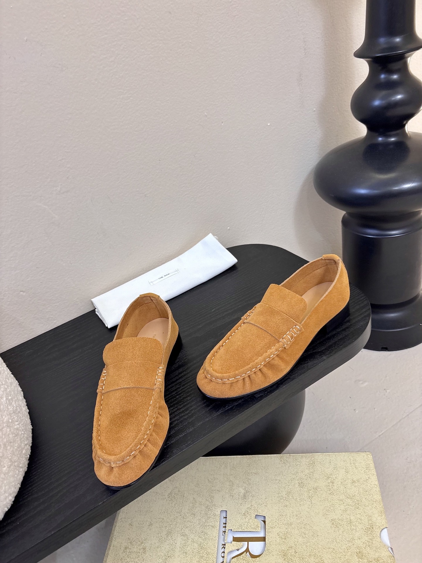 The row 26春夏经典中性复古摩登乐福鞋单鞋牛反绒系列！法式极简风格！高级慵懒风。整体设计简约秀气