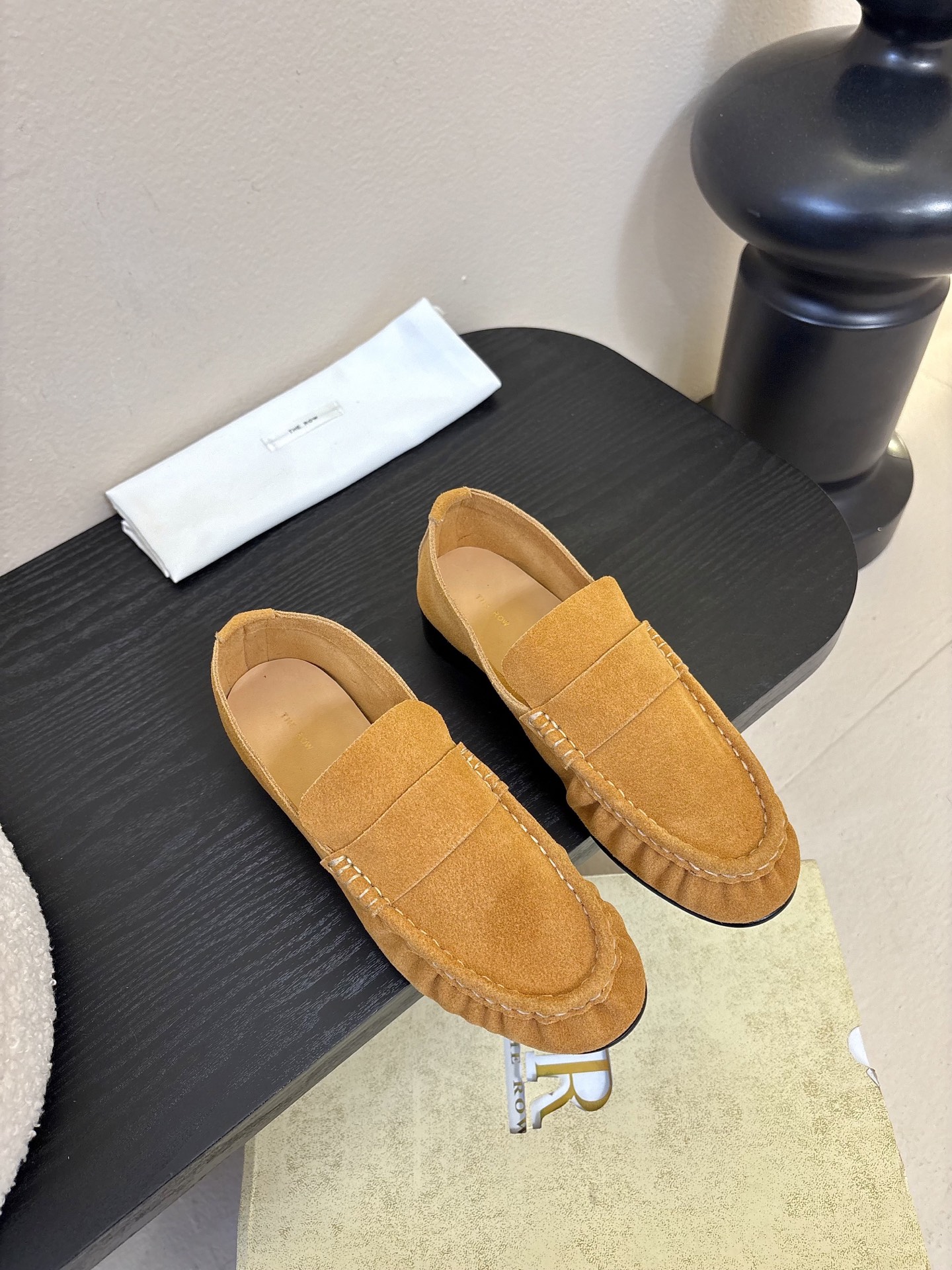 The row 26春夏经典中性复古摩登乐福鞋单鞋牛反绒系列！法式极简风格！高级慵懒风。整体设计简约秀气