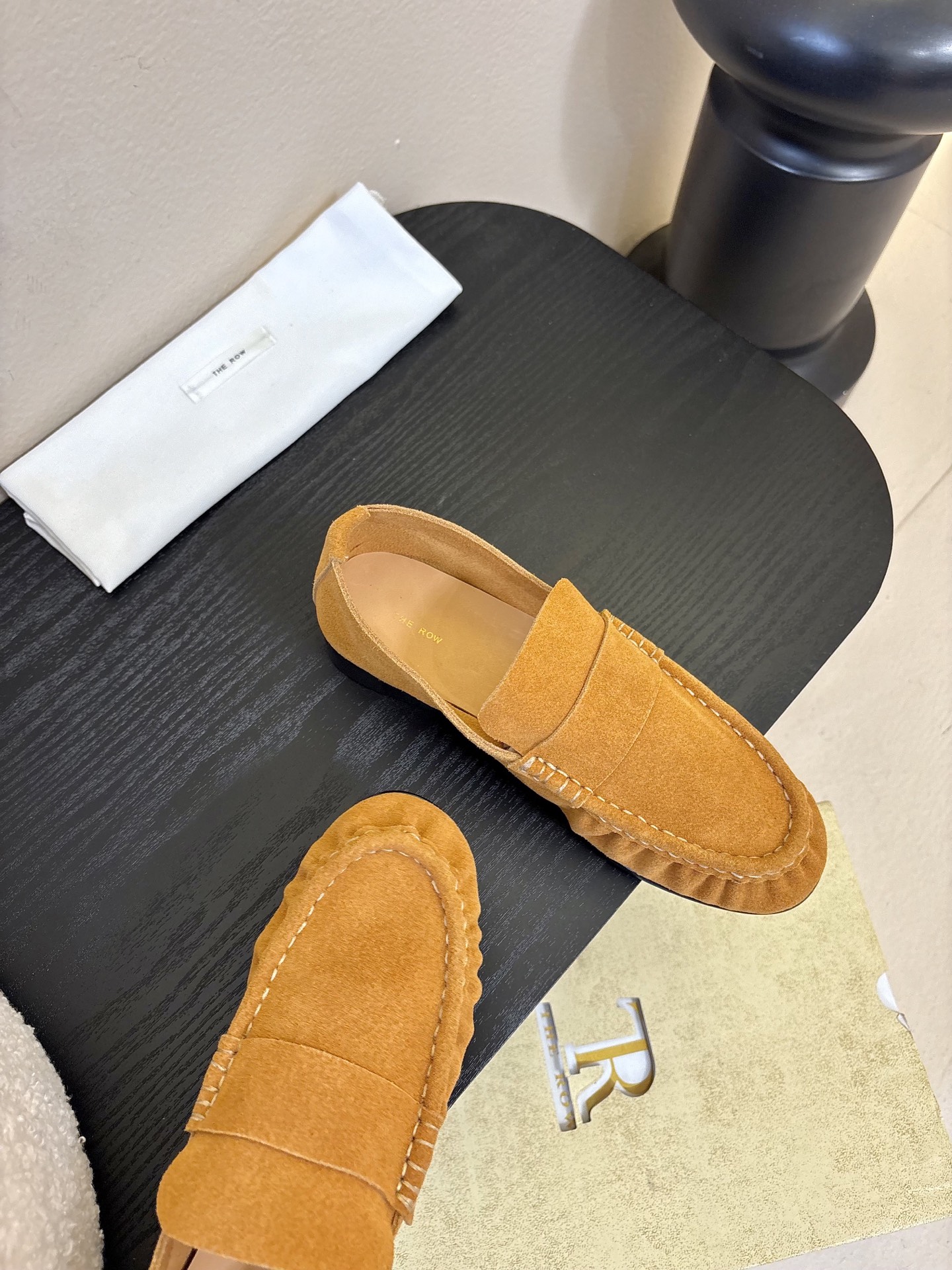 The row 26春夏经典中性复古摩登乐福鞋单鞋牛反绒系列！法式极简风格！高级慵懒风。整体设计简约秀气