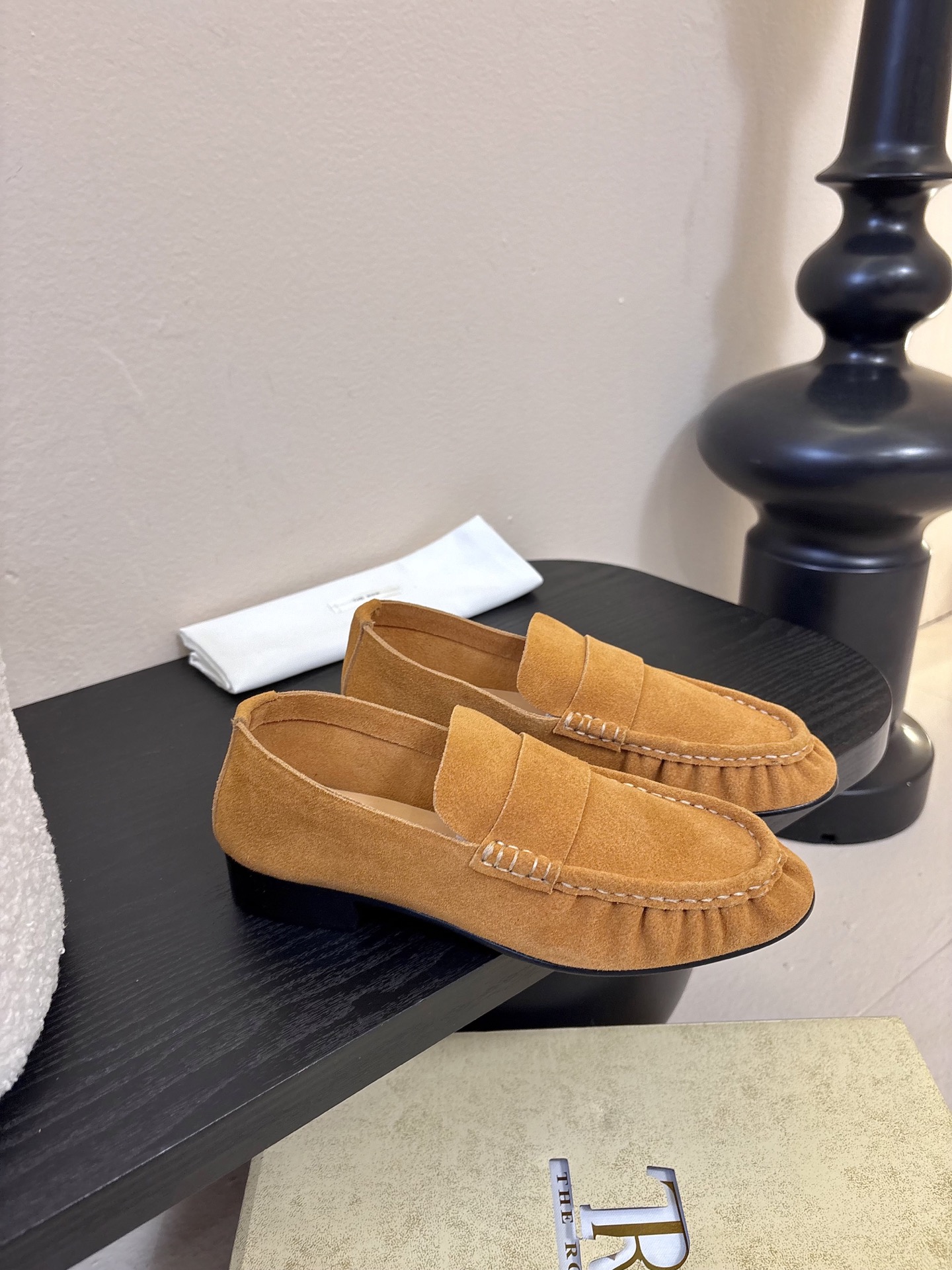 The row 26春夏经典中性复古摩登乐福鞋单鞋牛反绒系列！法式极简风格！高级慵懒风。整体设计简约秀气