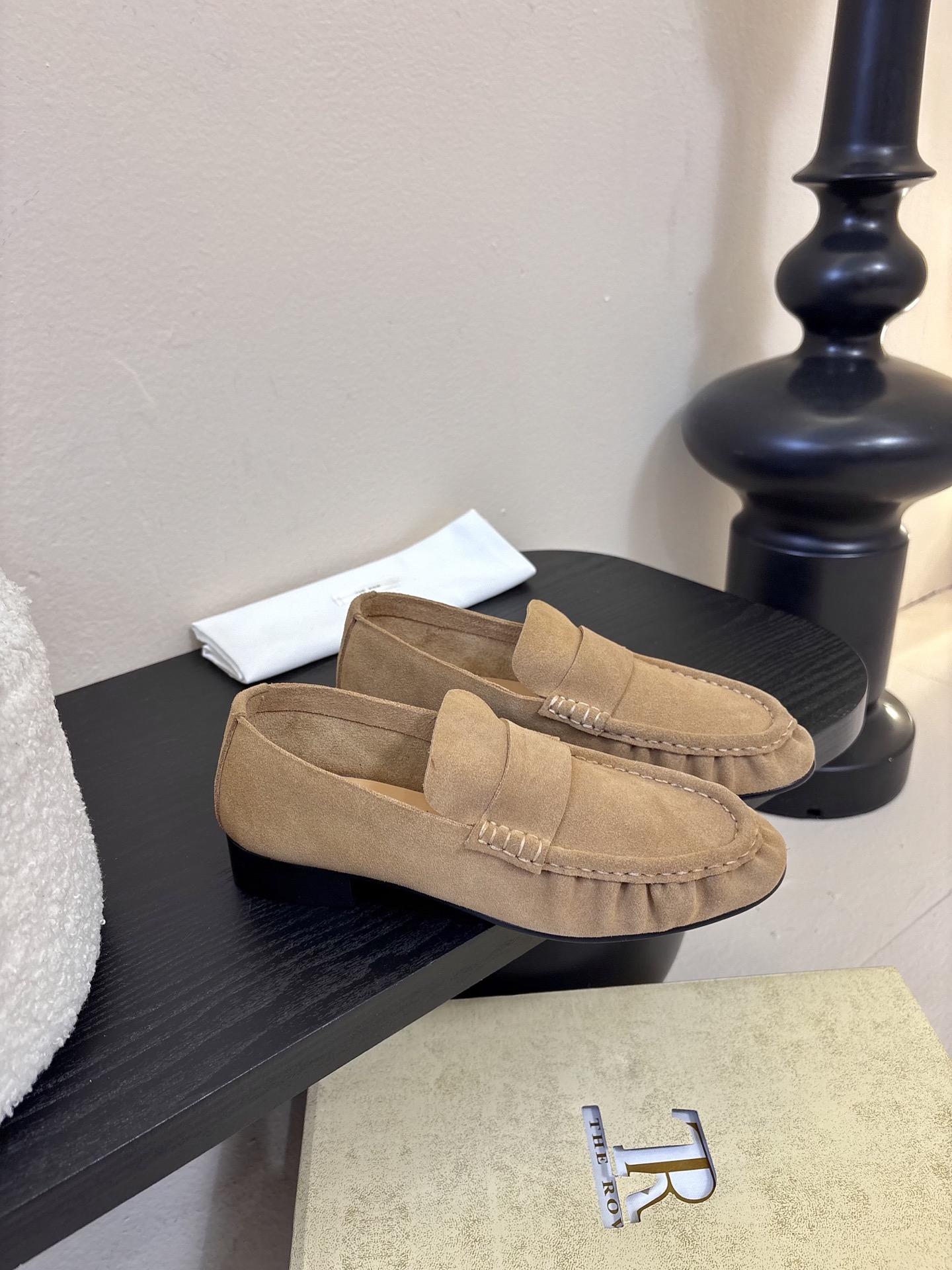 The row 26春夏经典中性复古摩登乐福鞋单鞋牛反绒系列！法式极简风格！高级慵懒风。整体设计简约秀气