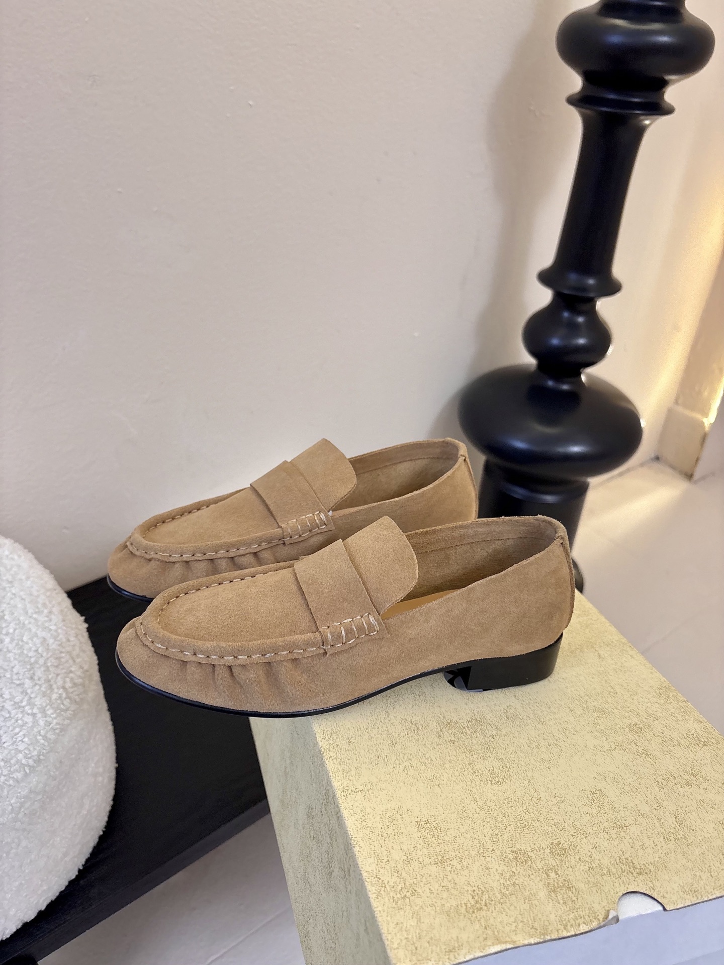 The row 26春夏经典中性复古摩登乐福鞋单鞋牛反绒系列！法式极简风格！高级慵懒风。整体设计简约秀气