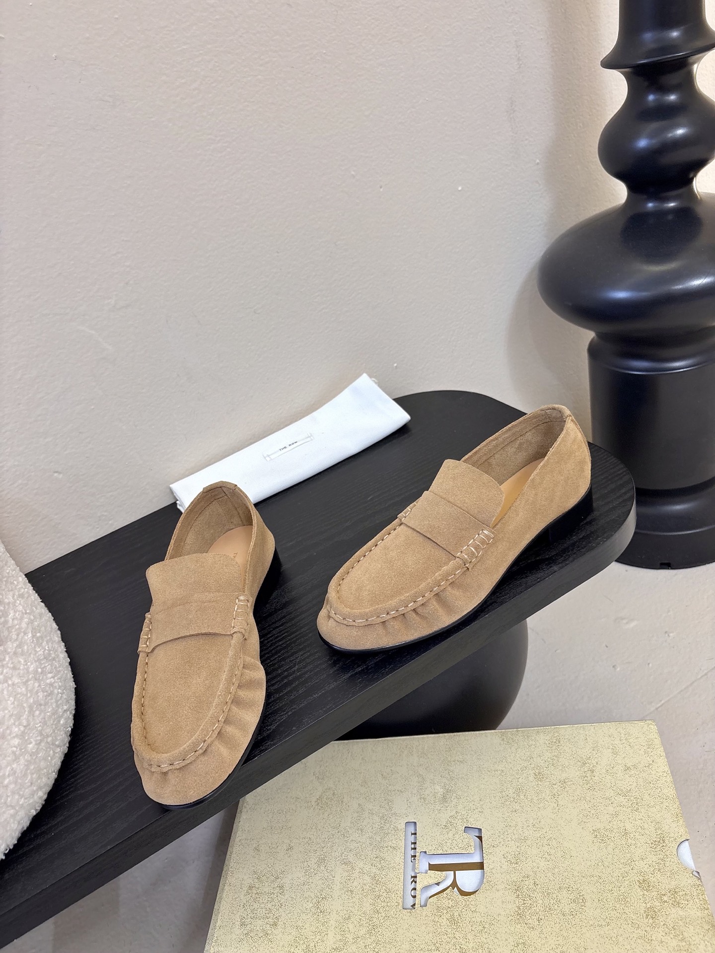 The row 26春夏经典中性复古摩登乐福鞋单鞋牛反绒系列！法式极简风格！高级慵懒风。整体设计简约秀气