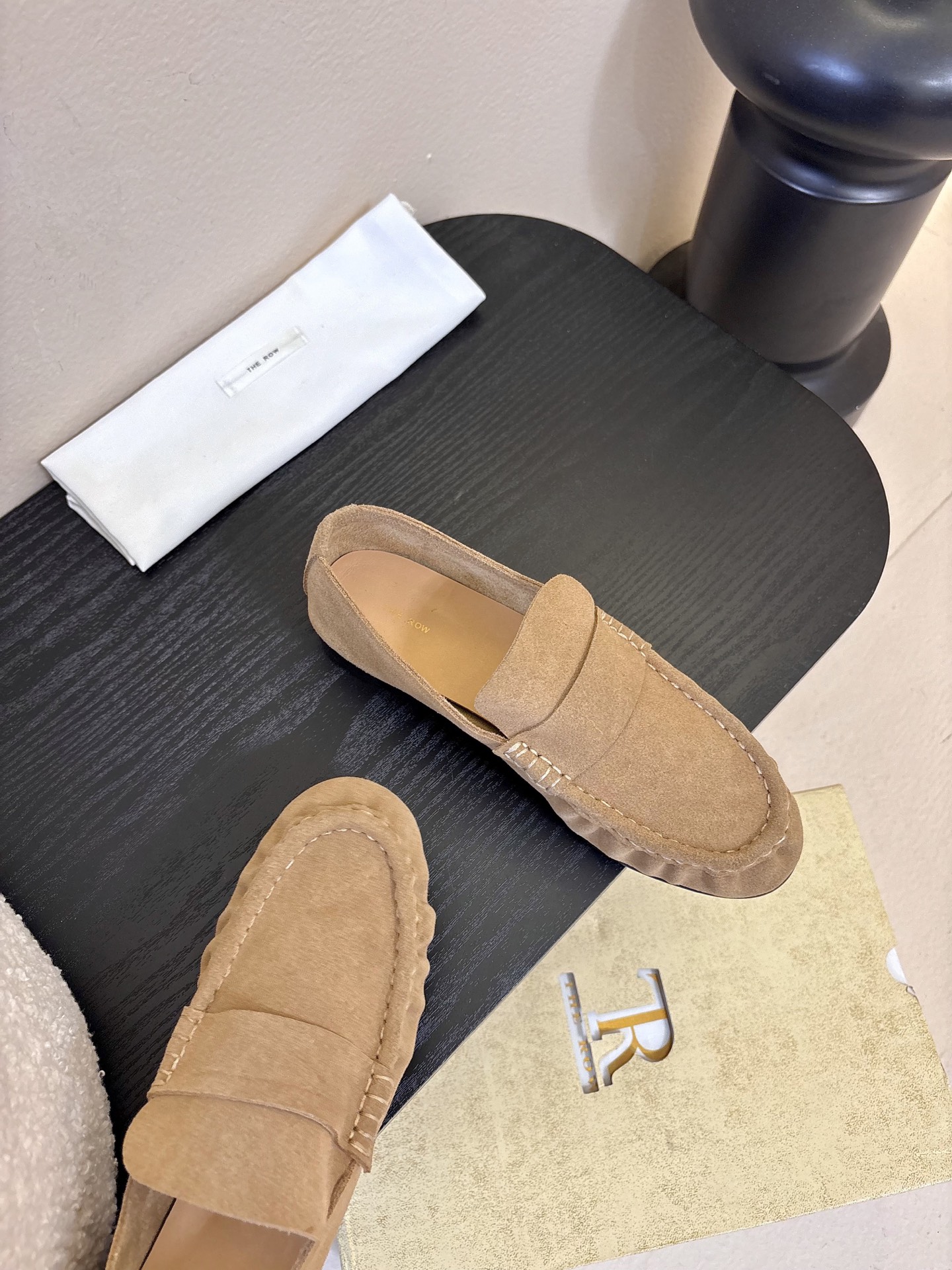 The row 26春夏经典中性复古摩登乐福鞋单鞋牛反绒系列！法式极简风格！高级慵懒风。整体设计简约秀气