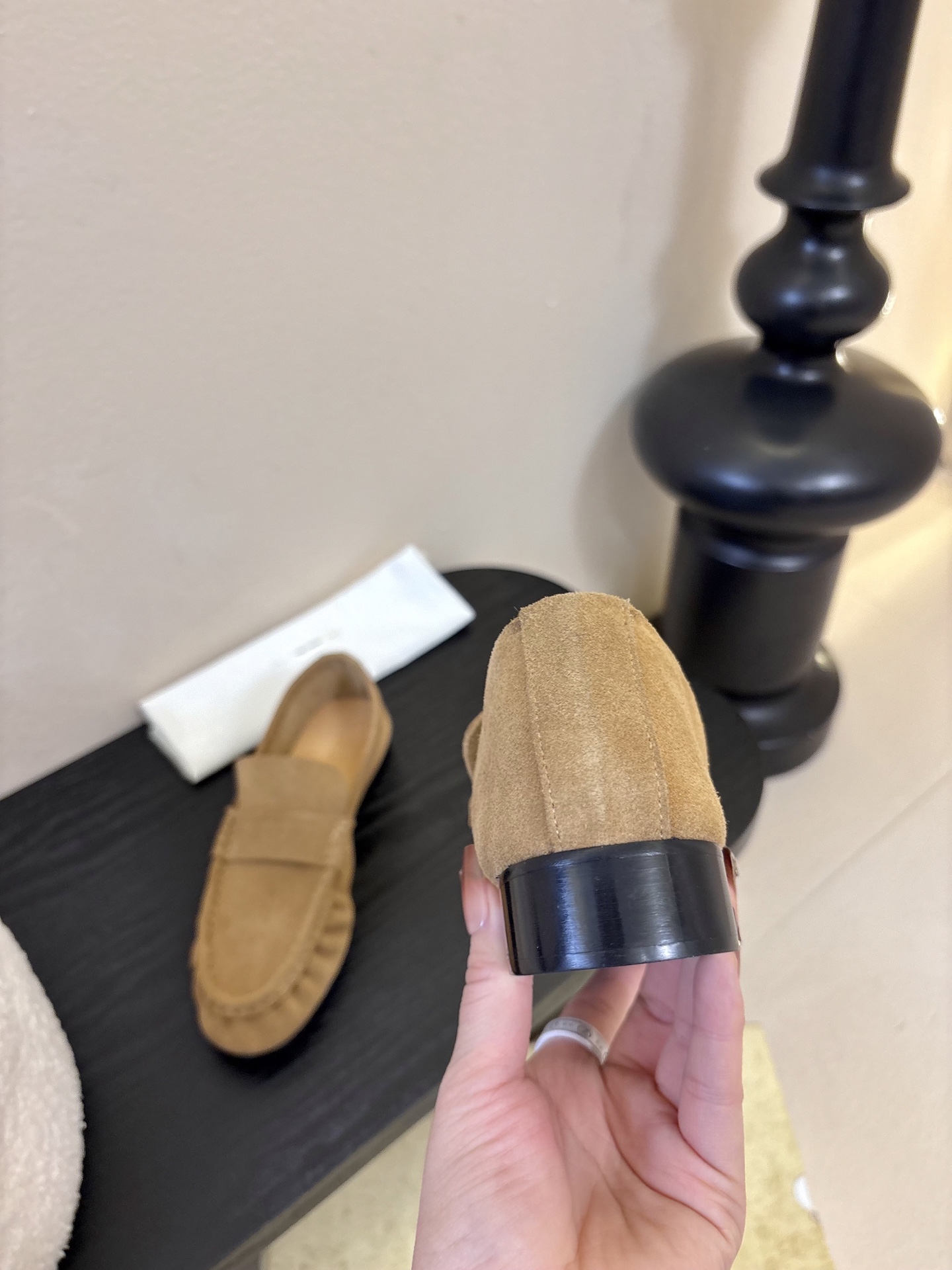 The row 26春夏经典中性复古摩登乐福鞋单鞋牛反绒系列！法式极简风格！高级慵懒风。整体设计简约秀气