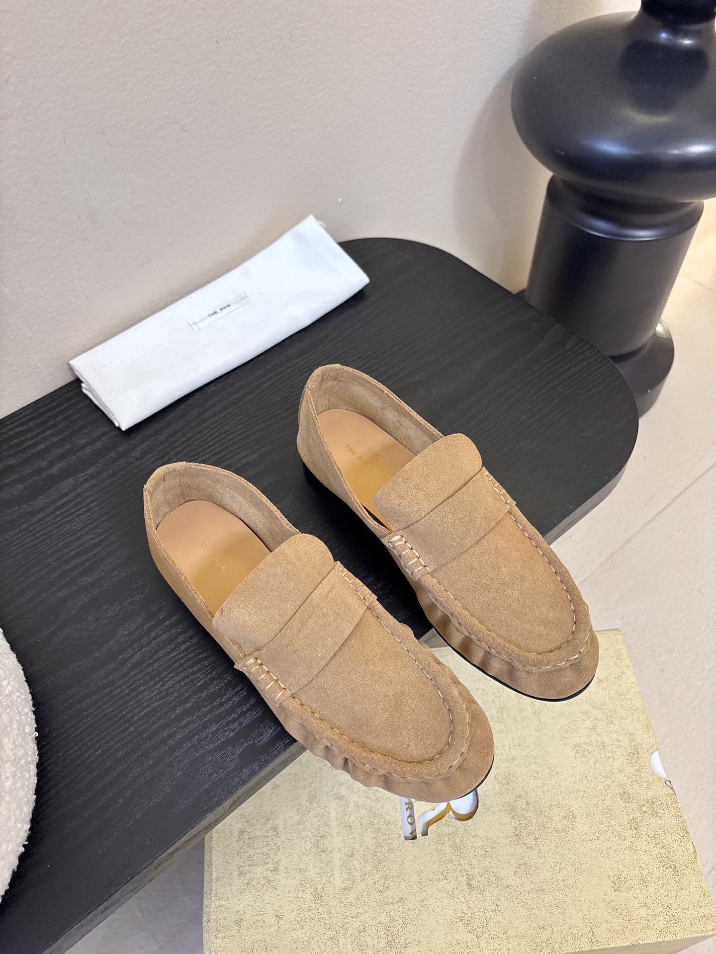 The row 26春夏经典中性复古摩登乐福鞋单鞋牛反绒系列！法式极简风格！高级慵懒风。整体设计简约秀气