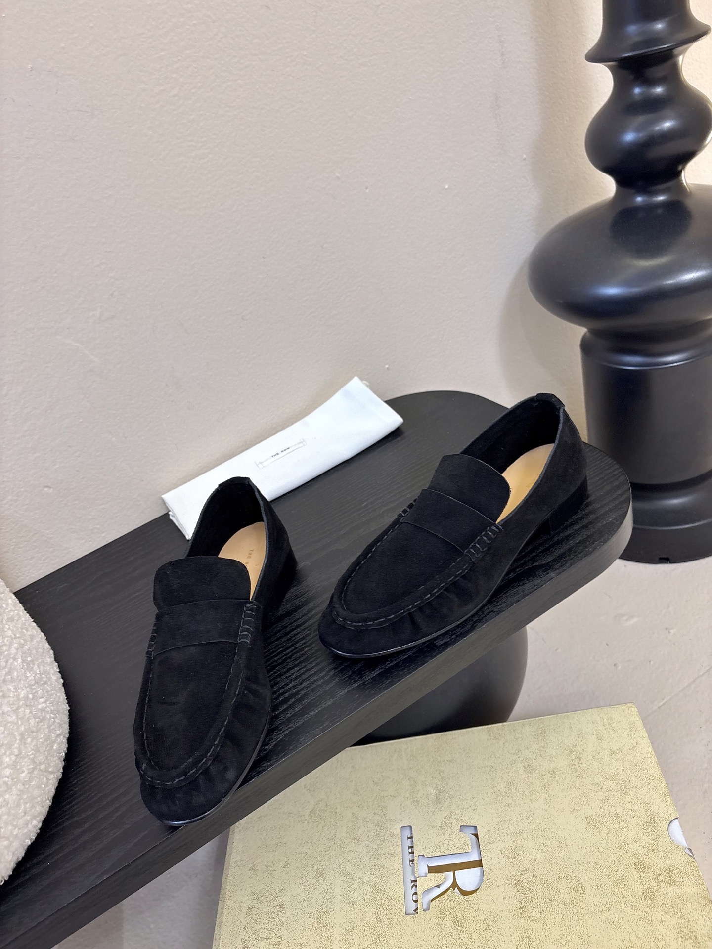 The row 26春夏经典中性复古摩登乐福鞋单鞋牛反绒系列！法式极简风格！高级慵懒风。整体设计简约秀气