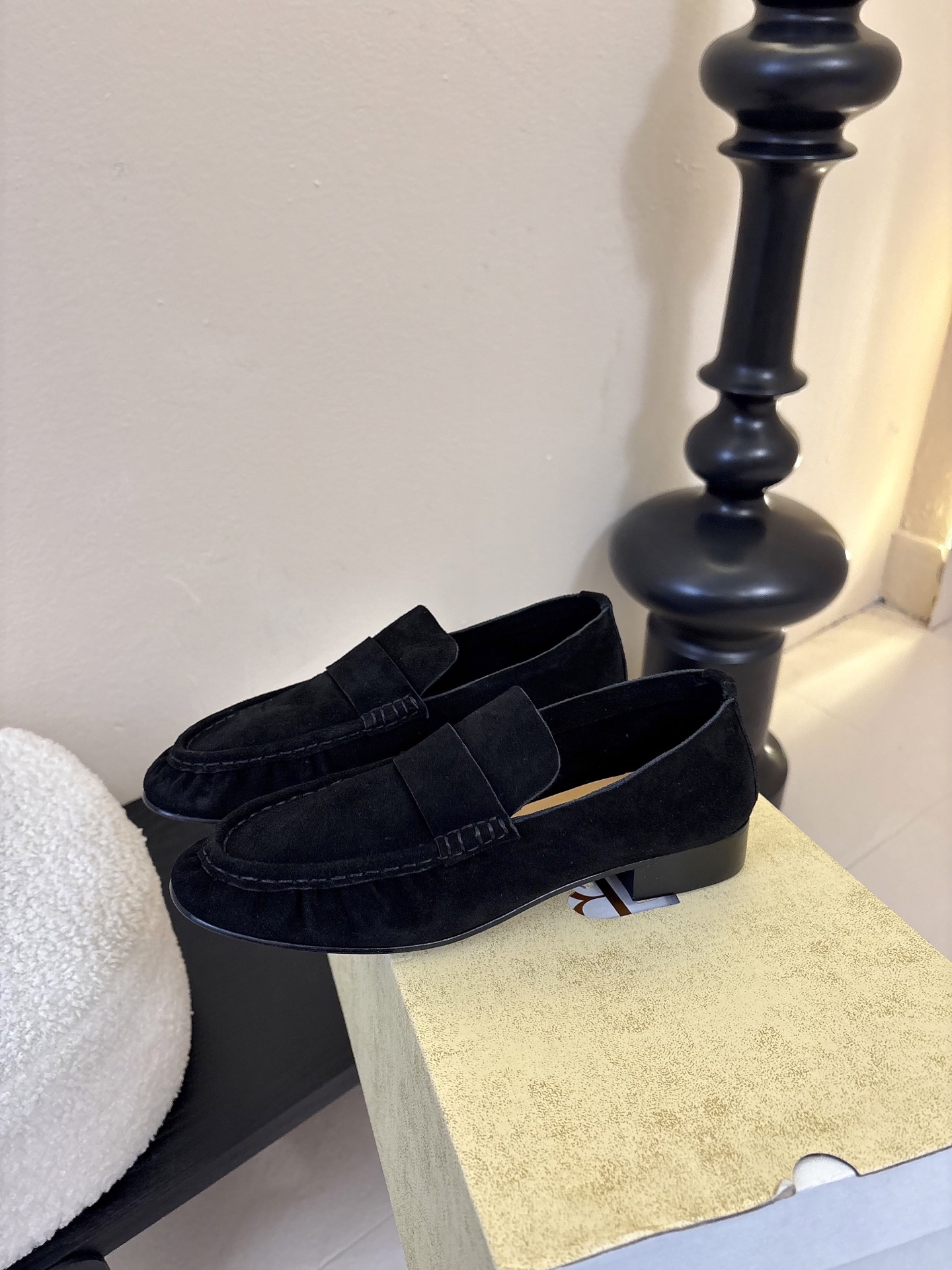 The row 26春夏经典中性复古摩登乐福鞋单鞋牛反绒系列！法式极简风格！高级慵懒风。整体设计简约秀气