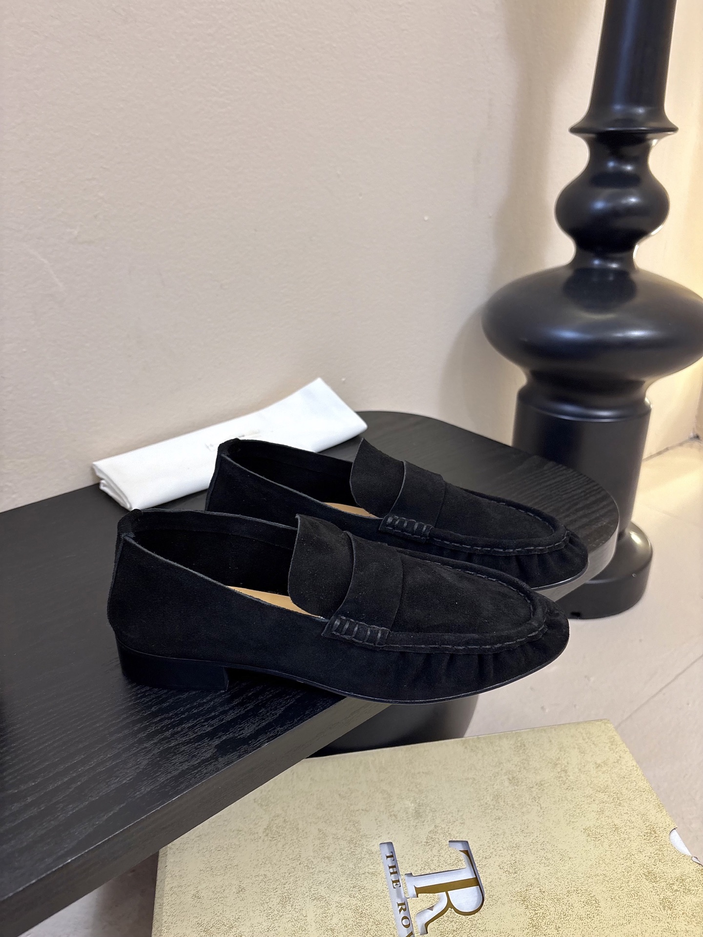 The row 26春夏经典中性复古摩登乐福鞋单鞋牛反绒系列！法式极简风格！高级慵懒风。整体设计简约秀气