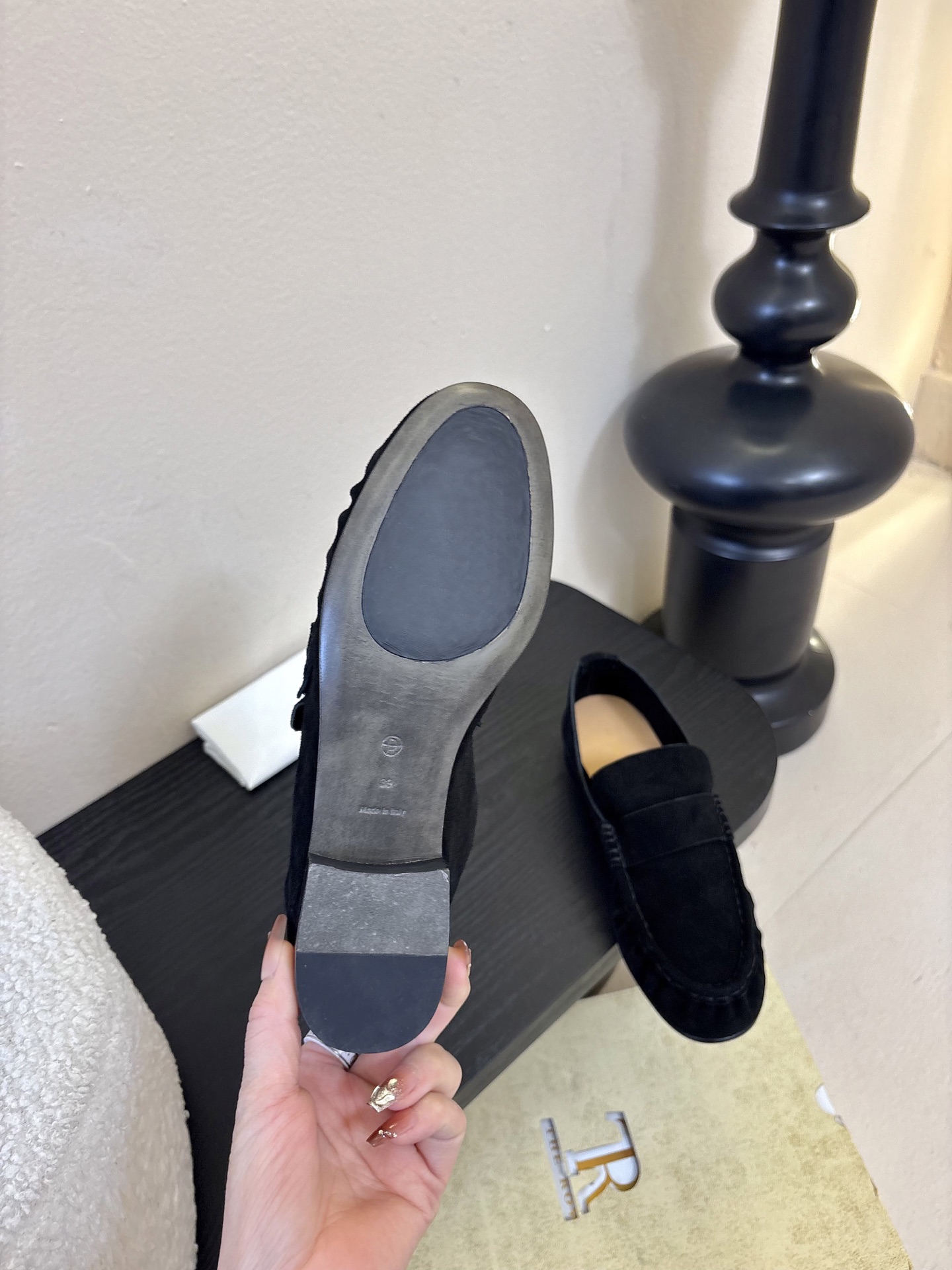 The row 26春夏经典中性复古摩登乐福鞋单鞋牛反绒系列！法式极简风格！高级慵懒风。整体设计简约秀气