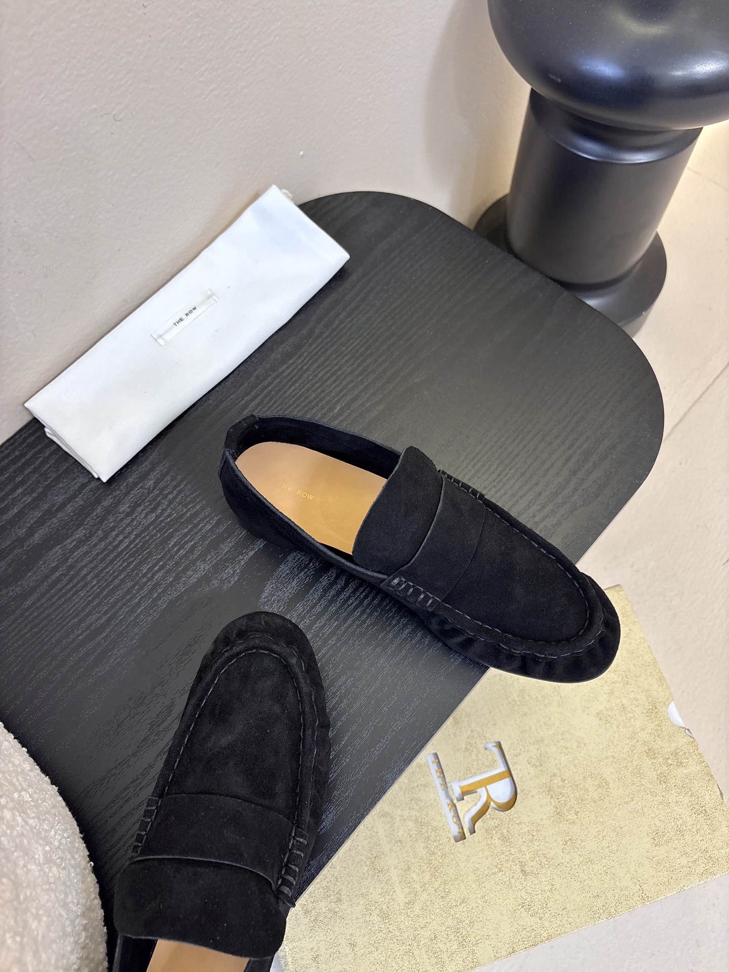 The row 26春夏经典中性复古摩登乐福鞋单鞋牛反绒系列！法式极简风格！高级慵懒风。整体设计简约秀气