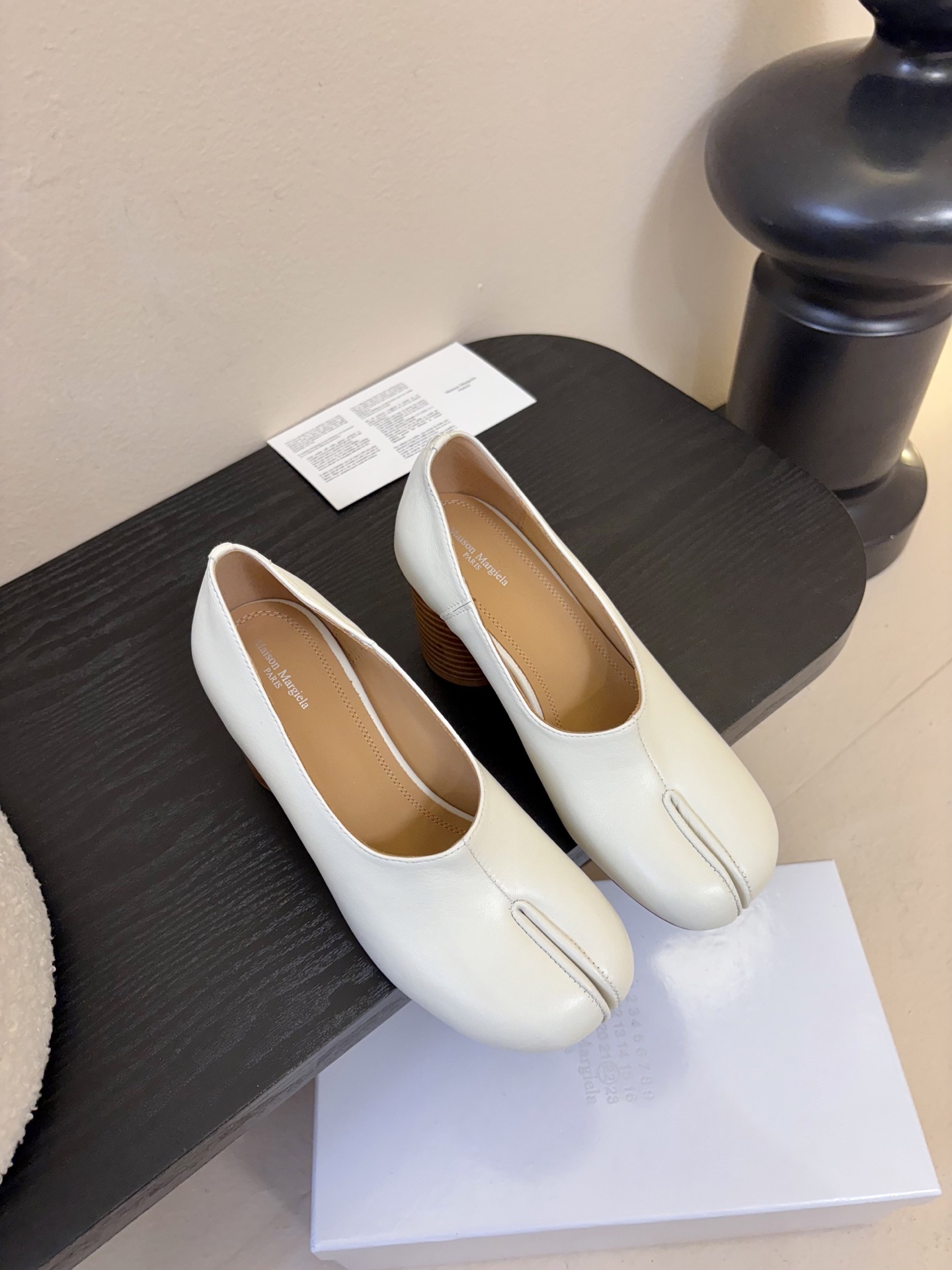 NO:707047,Maison Marginal* MM6 apple-toe ballet sandals. Designer Margiela is so talented. She creates shoes as design elements. Single shoes are smart and exquisite. Half slippers match short skirts. Sexy personality. Fabric blended with sheep surface. Water-dyed cowhide inside. Italian imported genuine leather outsole. Size: 35-40 (4041 custom-made, non-refundable and non-exchangeable), split-toe shoes, masion margiela, masion margiela, sandals, skirts, cowhide, leather.  soles19860909Maison Marginal* MM6苹果头芭蕾舞凉鞋 马吉拉设计师太有才了 作为设计元素打造鞋品 单鞋干练精致 半拖搭配短裙 性感个性 面料植糅羊面 内里水染牛皮 意大利进口真皮大底 码数:35-40（4041订做不退不换）,分趾鞋,masion margiela,masion margiela,sandals,skirts,cowhide,Leather soles,Women's Shoes