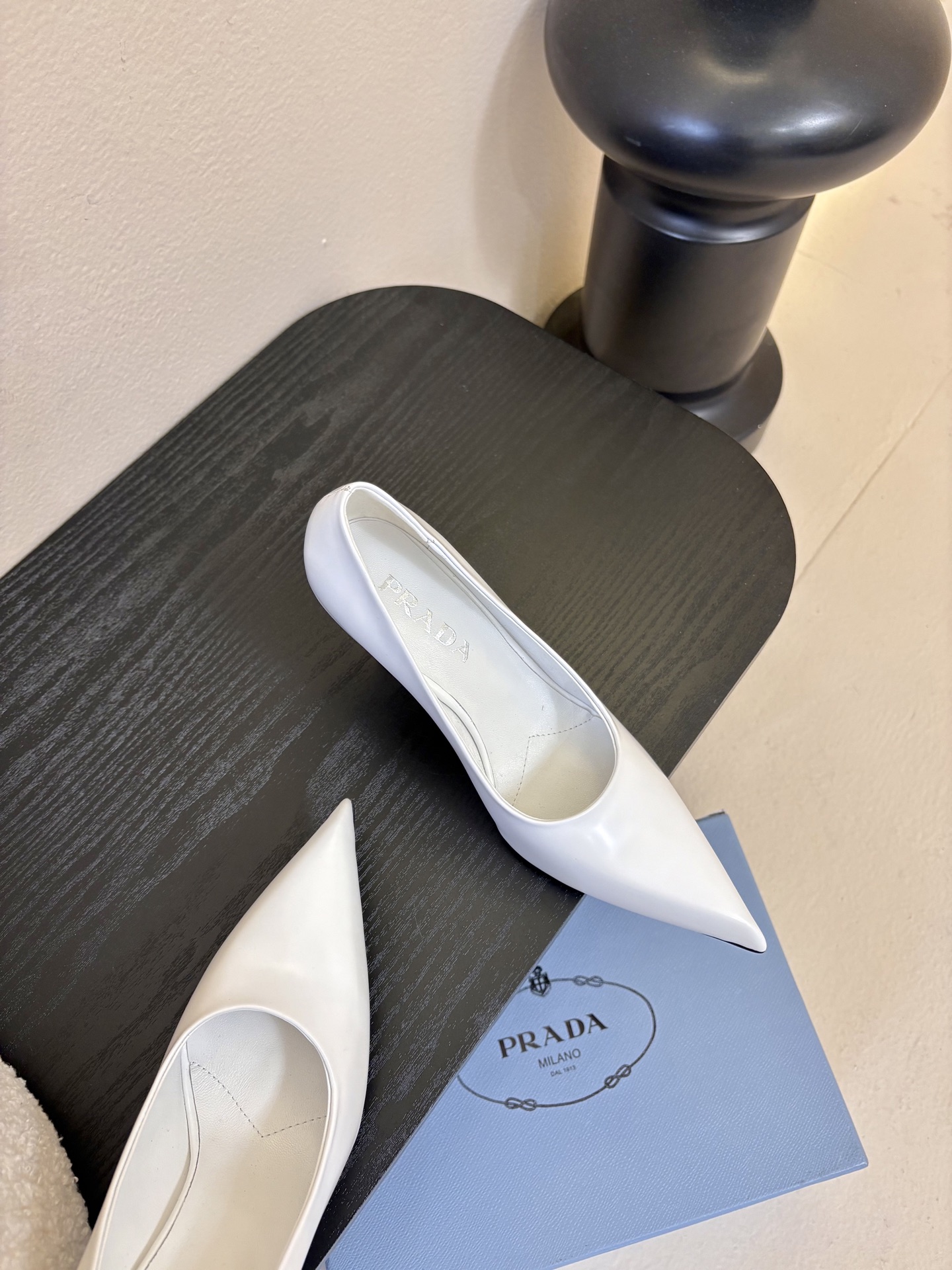 PRAD*25ss 复古三角标尖头小猫跟鞋头处嵌入Prada三角徽标，这是品牌辨识度极高的符号元素，强化