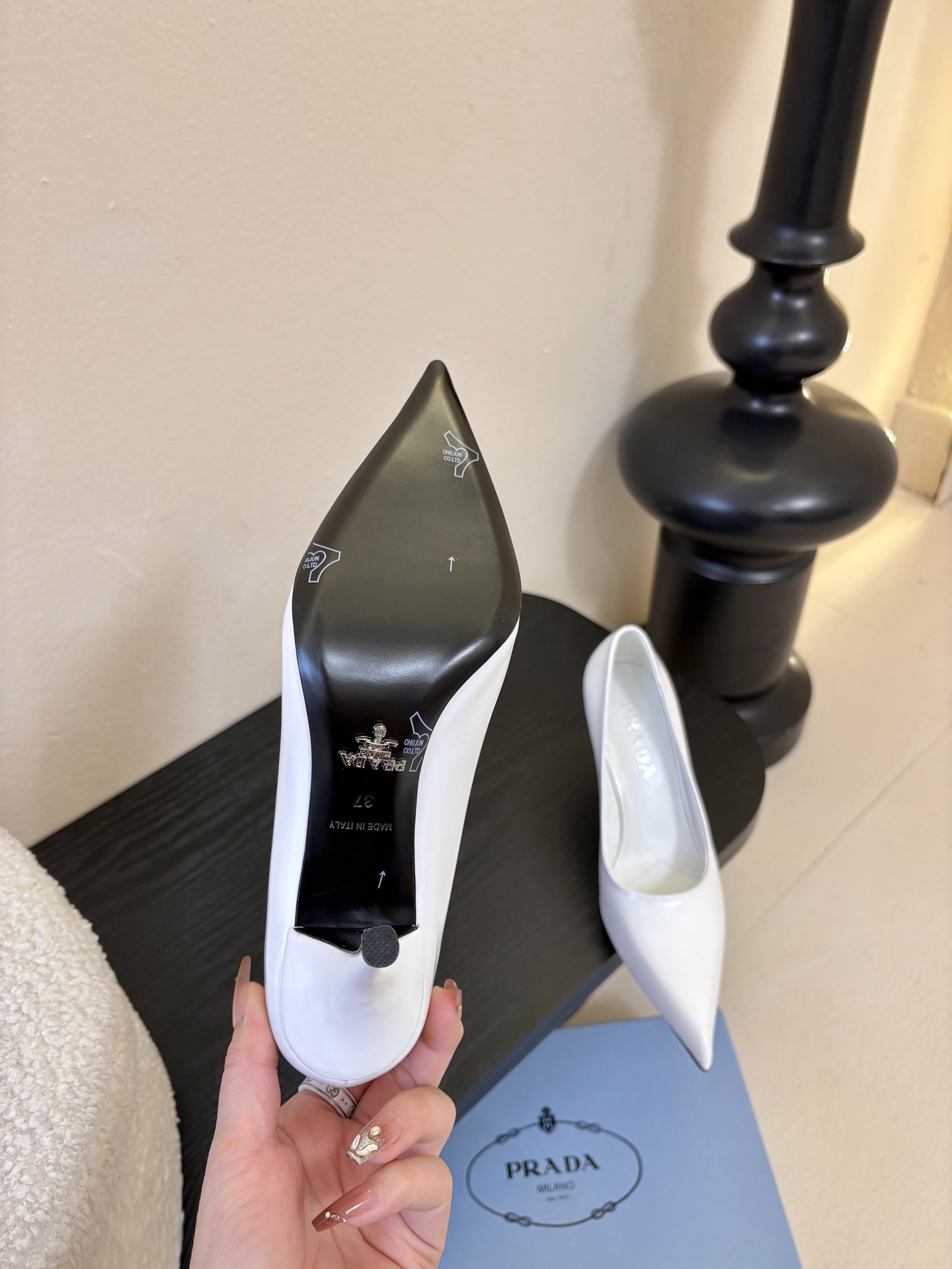 PRAD*25ss 复古三角标尖头小猫跟鞋头处嵌入Prada三角徽标，这是品牌辨识度极高的符号元素，强化