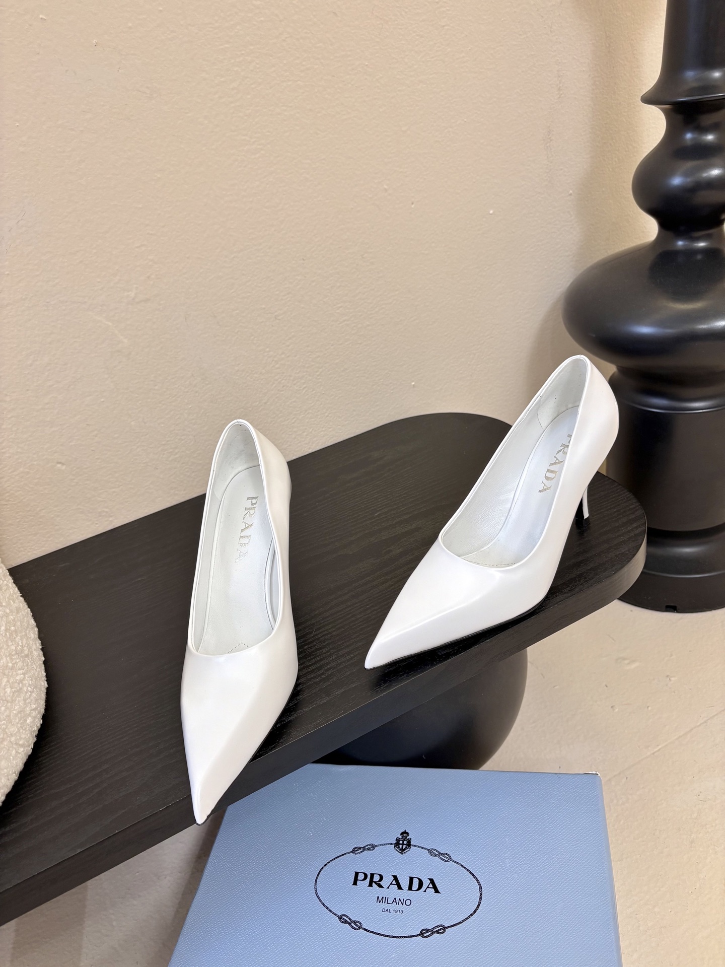 PRAD*25ss 复古三角标尖头小猫跟鞋头处嵌入Prada三角徽标，这是品牌辨识度极高的符号元素，强化